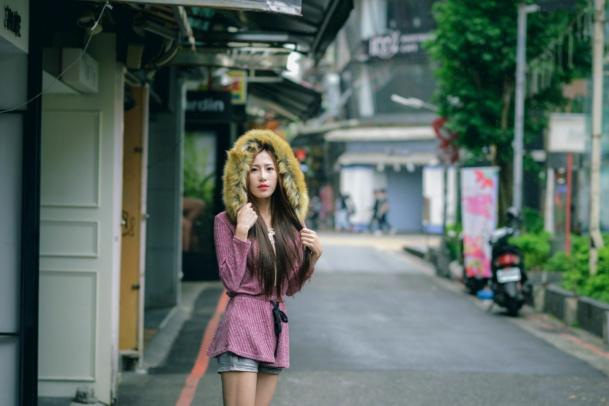 台湾正妹黄艾比Abbie时尚街拍写真，都市修长美腿风采与百变潮流穿搭魅力 [45P]