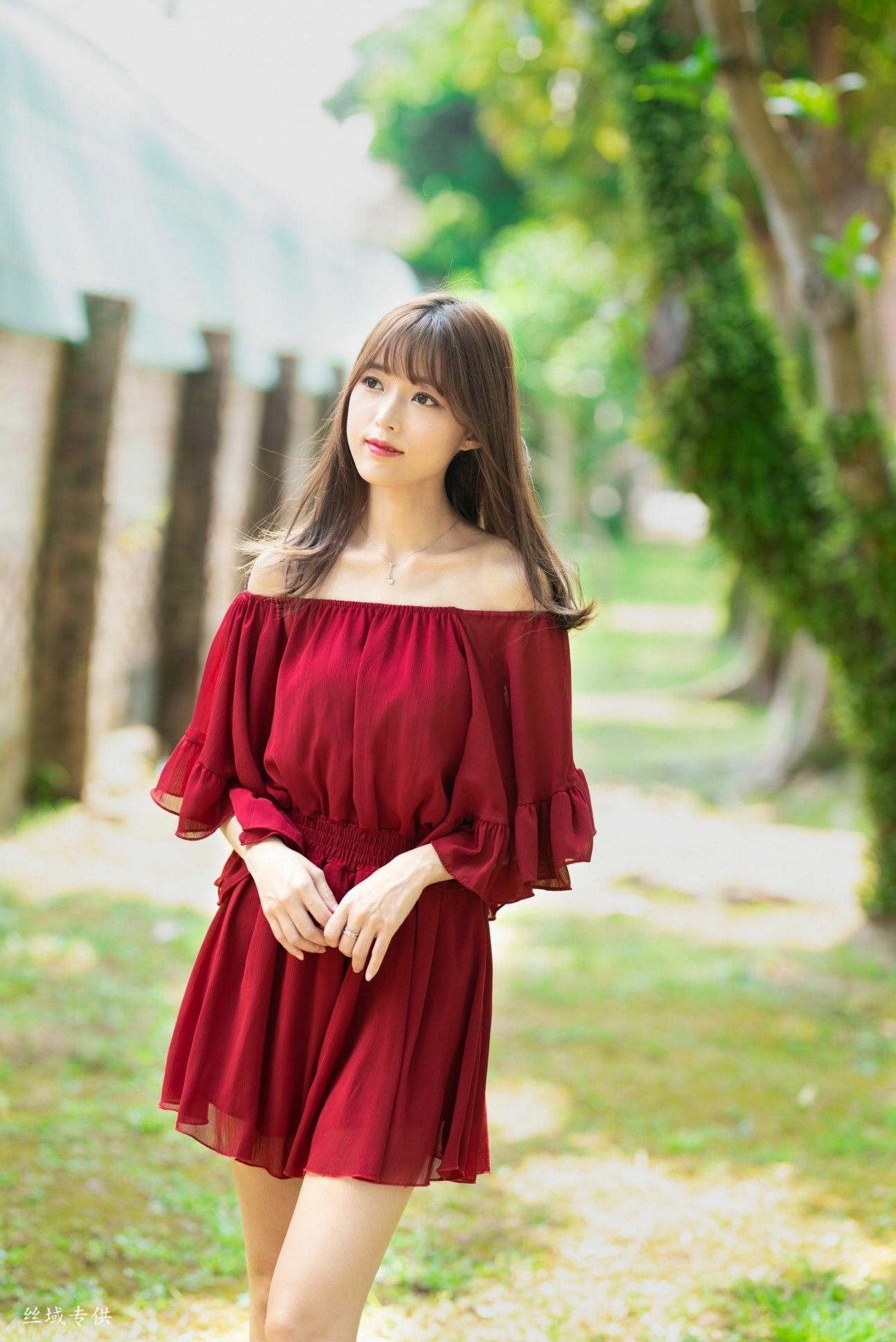 Gallery - 台湾正妹Lady憶憶/彭丽嘉《士林官邸》户外写真，优雅红裙清纯气质女神清新街拍台湾气质清新户外女神 女神私房照_秀色女神 - image 1