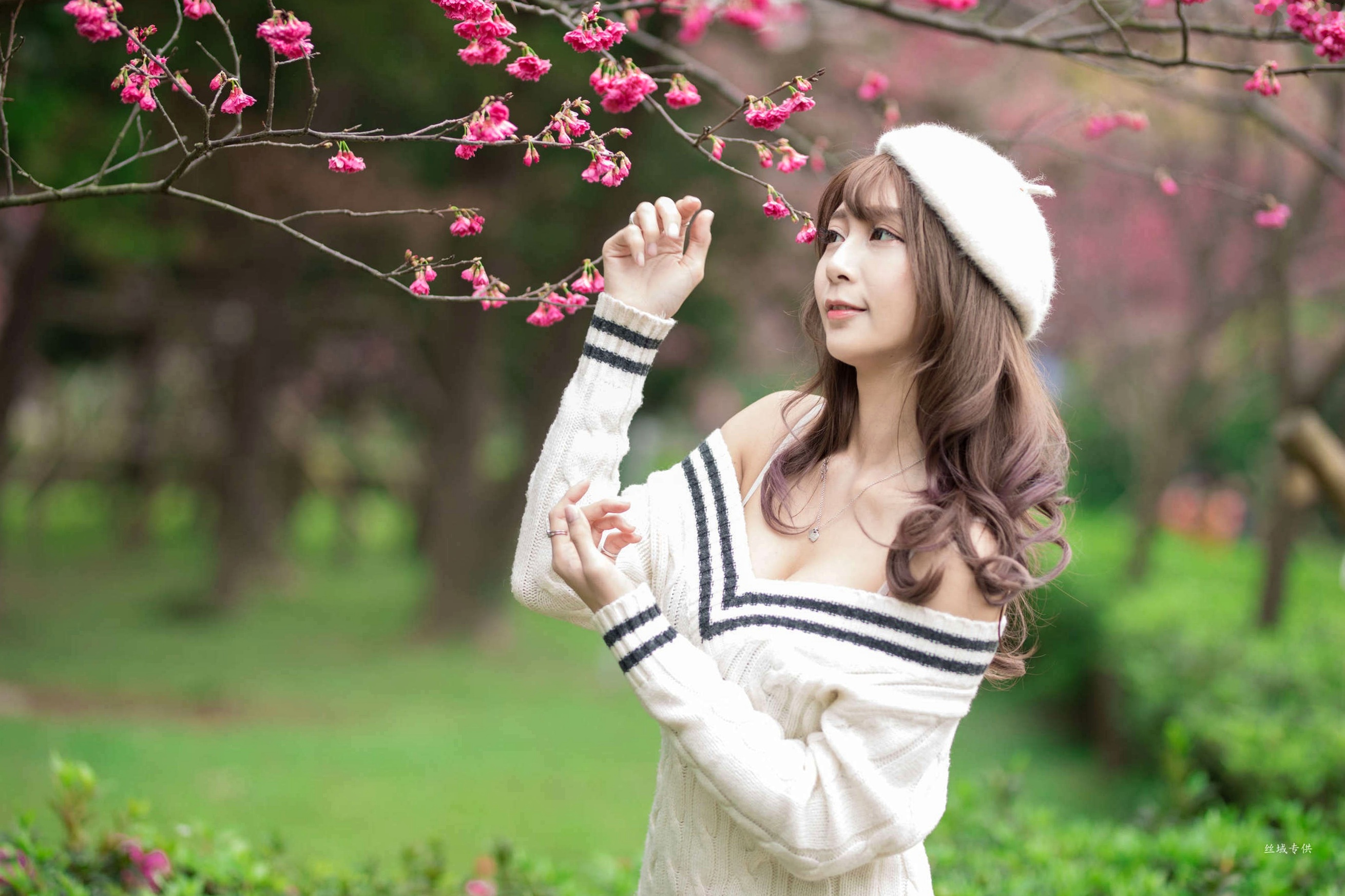 Gallery - 台湾正妹陈奕洁《中正纪念堂》花海户外私房写真，清新甜美气质名媛街拍套图台湾气质清新户外女神清纯街拍 女神私房照_秀色女神 - image 9