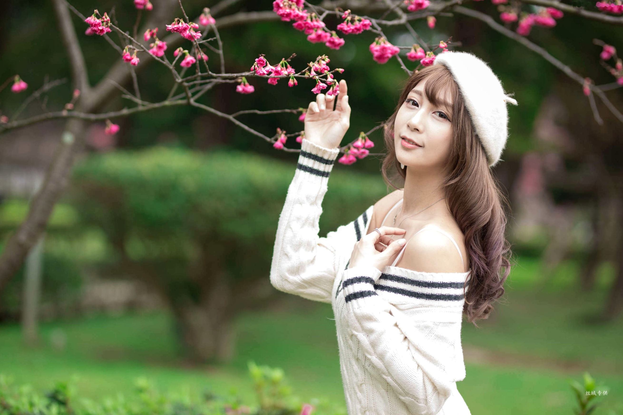 Gallery - 台湾正妹陈奕洁《中正纪念堂》花海户外私房写真，清新甜美气质名媛街拍套图台湾气质清新户外女神清纯街拍 女神私房照_秀色女神 - image 10