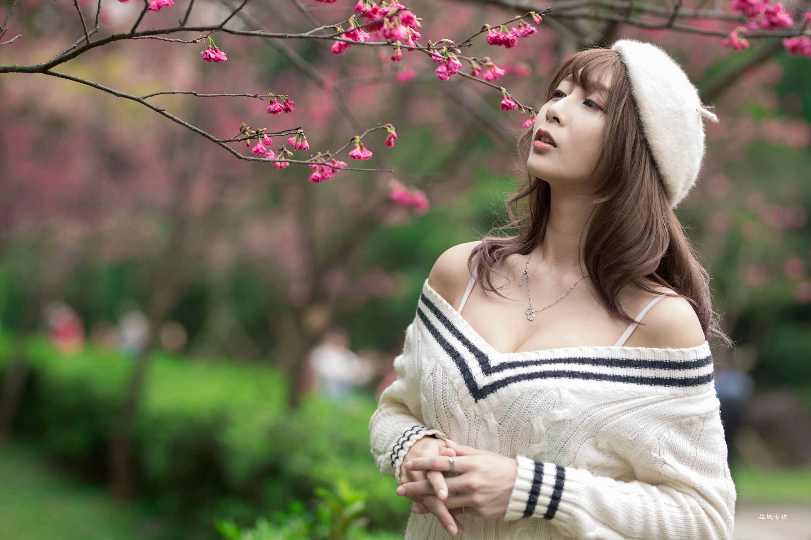 Gallery - 台湾正妹陈奕洁《中正纪念堂》花海户外私房写真，清新甜美气质名媛街拍套图台湾气质清新户外女神清纯街拍 女神私房照_秀色女神 - image 13
