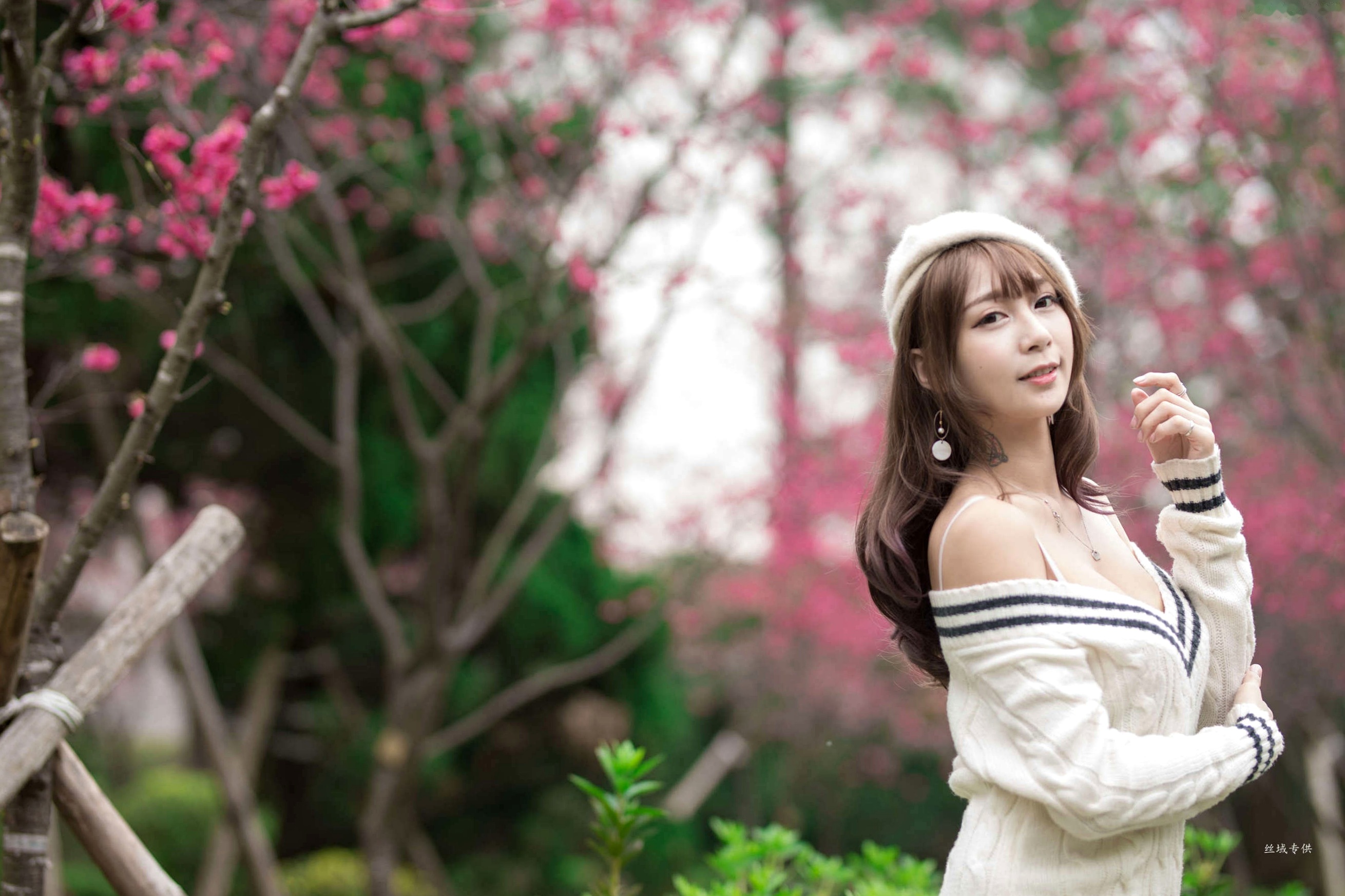 Gallery - 台湾正妹陈奕洁《中正纪念堂》花海户外私房写真，清新甜美气质名媛街拍套图台湾气质清新户外女神清纯街拍 女神私房照_秀色女神 - image 16