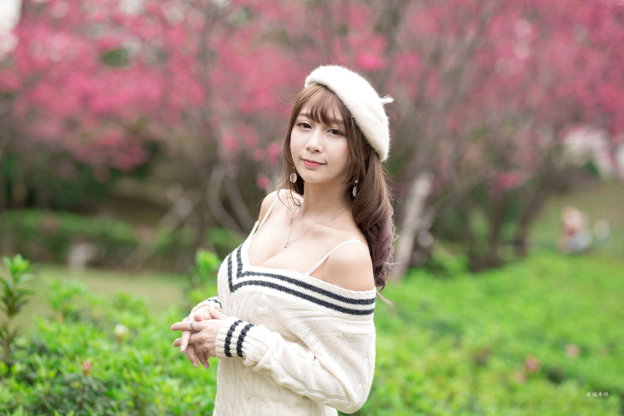 Gallery - 台湾正妹陈奕洁《中正纪念堂》花海户外私房写真，清新甜美气质名媛街拍套图台湾气质清新户外女神清纯街拍 女神私房照_秀色女神 - image 17