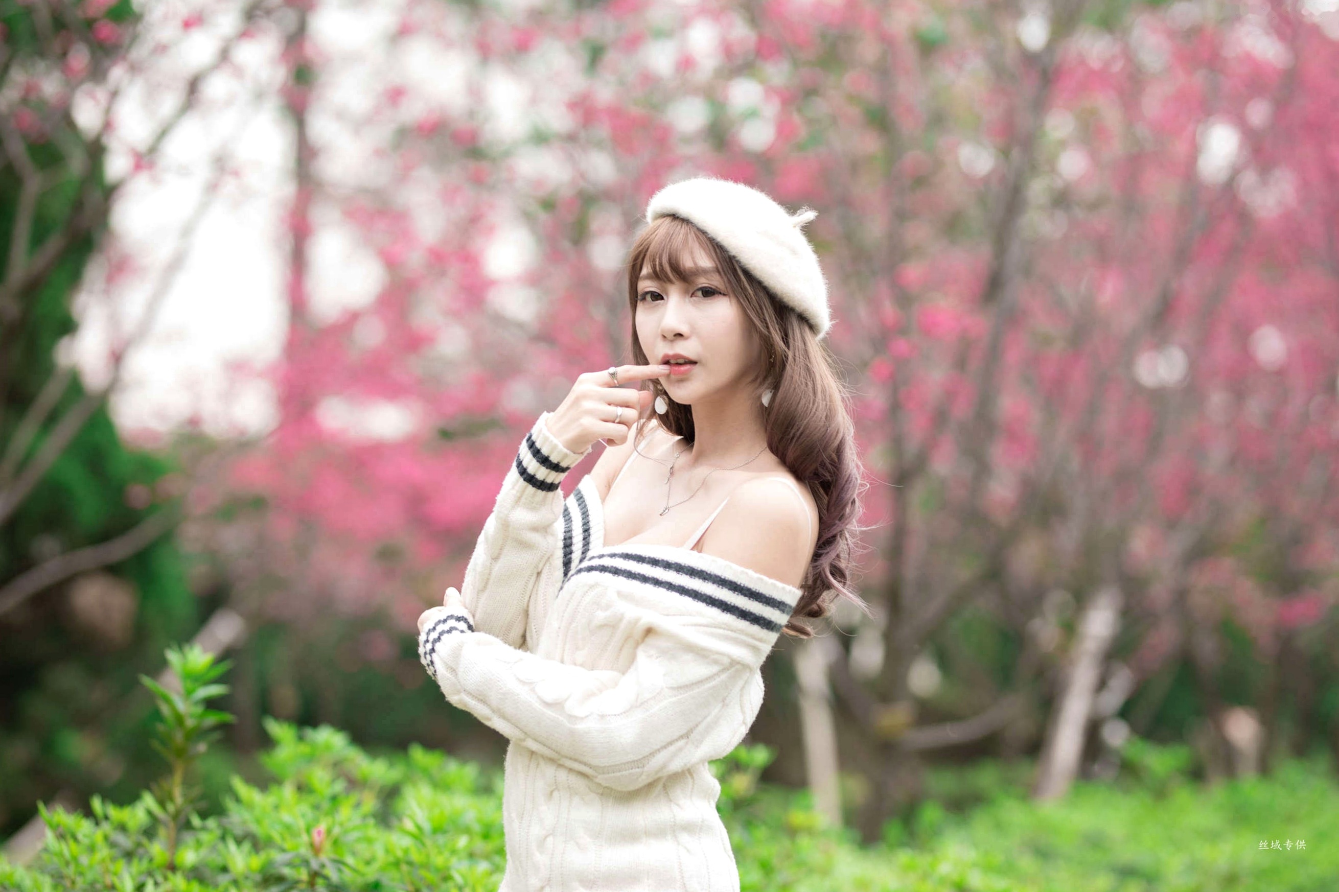 Gallery - 台湾正妹陈奕洁《中正纪念堂》花海户外私房写真，清新甜美气质名媛街拍套图台湾气质清新户外女神清纯街拍 女神私房照_秀色女神 - image 19