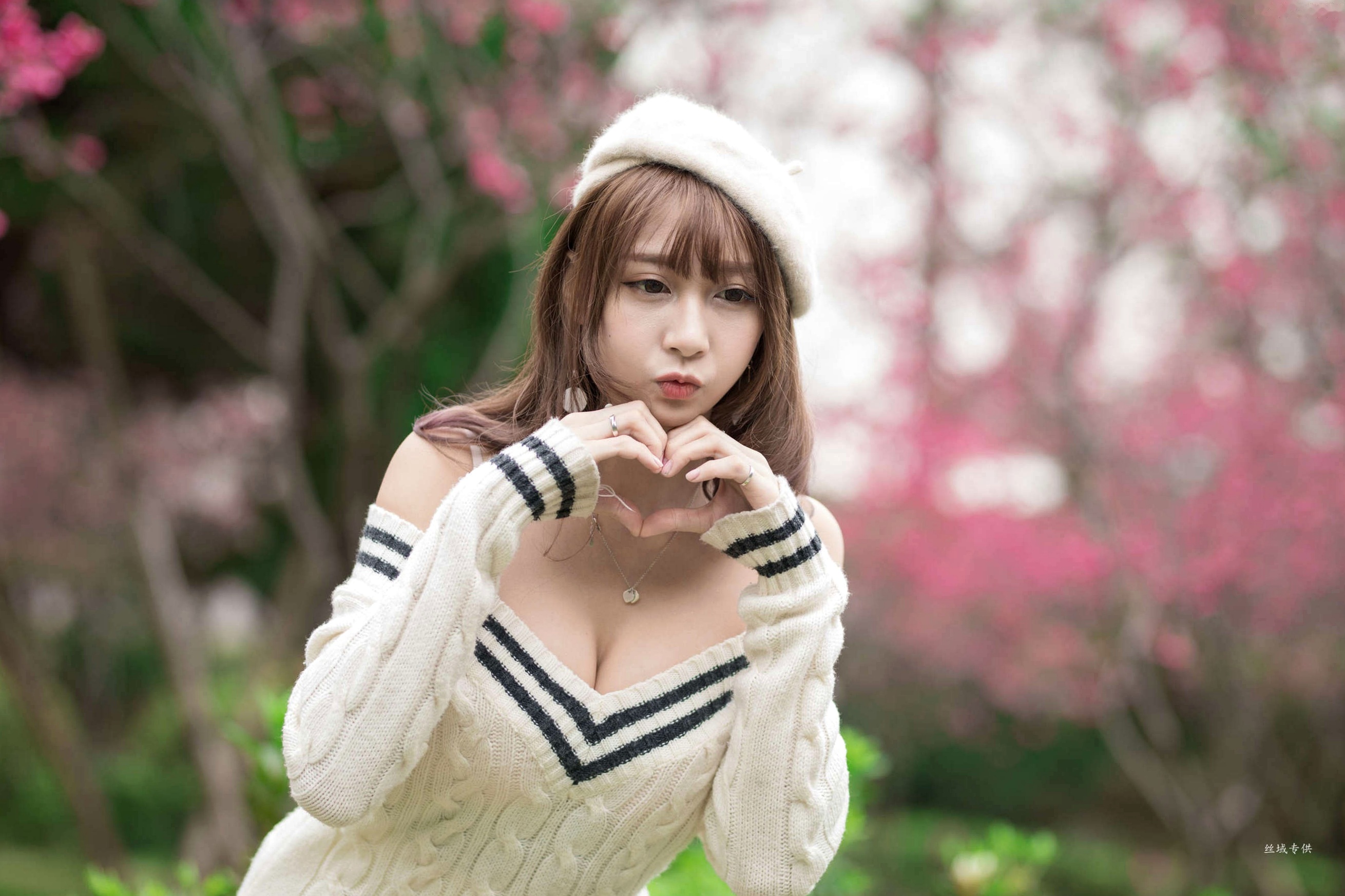 Gallery - 台湾正妹陈奕洁《中正纪念堂》花海户外私房写真，清新甜美气质名媛街拍套图台湾气质清新户外女神清纯街拍 女神私房照_秀色女神 - image 21
