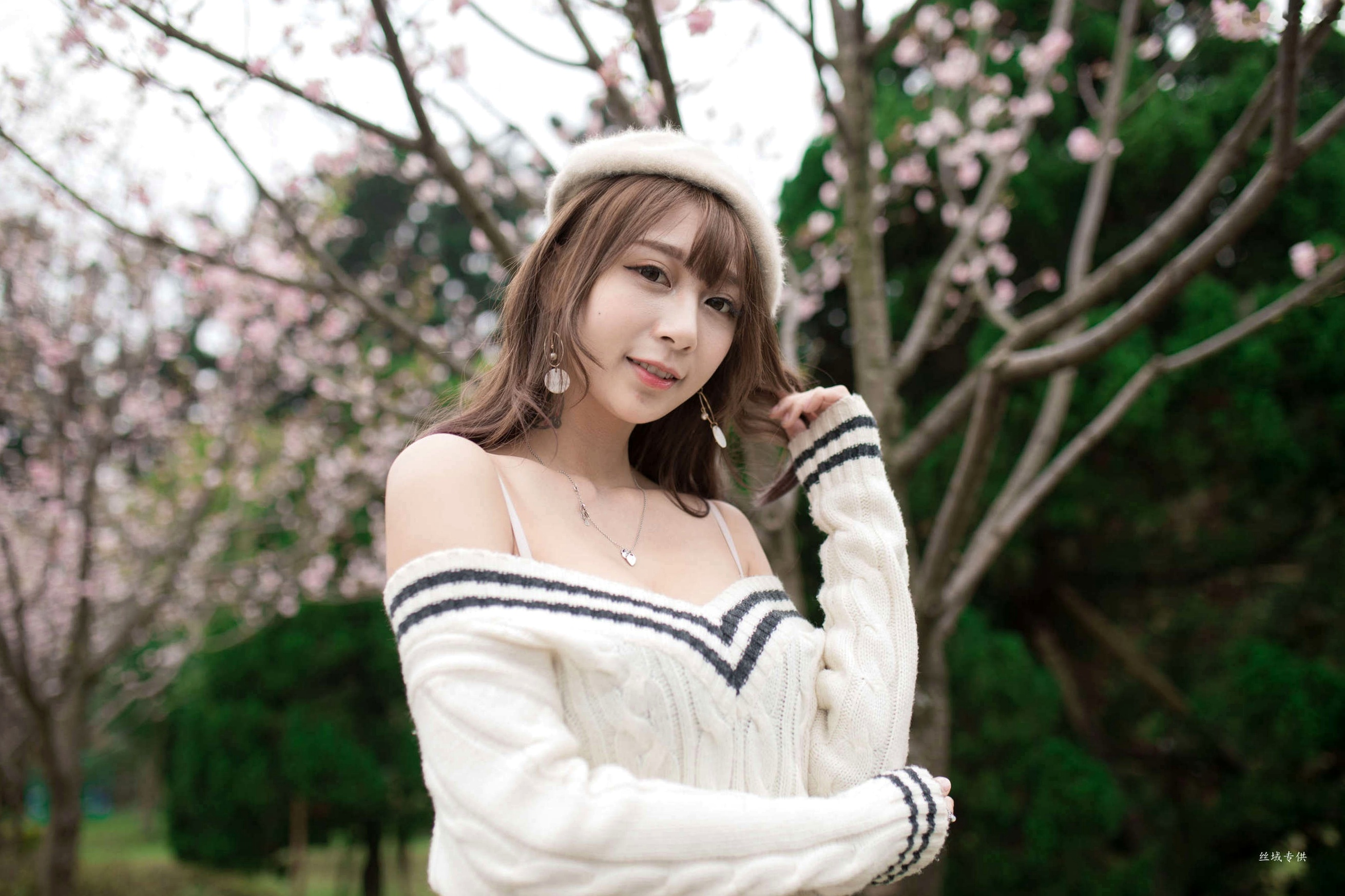 Gallery - 台湾正妹陈奕洁《中正纪念堂》花海户外私房写真，清新甜美气质名媛街拍套图台湾气质清新户外女神清纯街拍 女神私房照_秀色女神 - image 23
