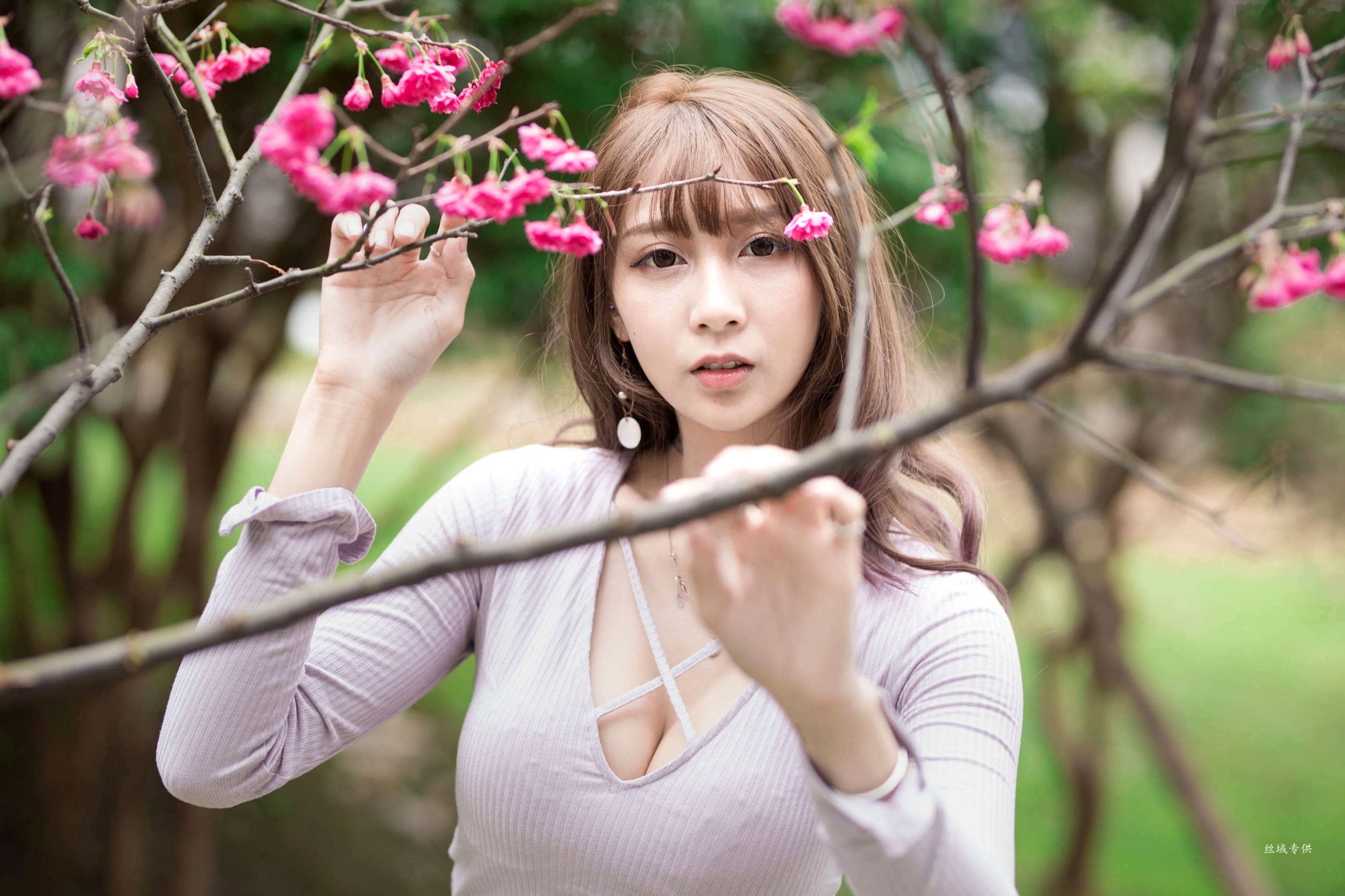 Gallery - 台湾正妹陈奕洁《中正纪念堂》花海户外私房写真，清新甜美气质名媛街拍套图台湾气质清新户外女神清纯街拍 女神私房照_秀色女神 - image 39