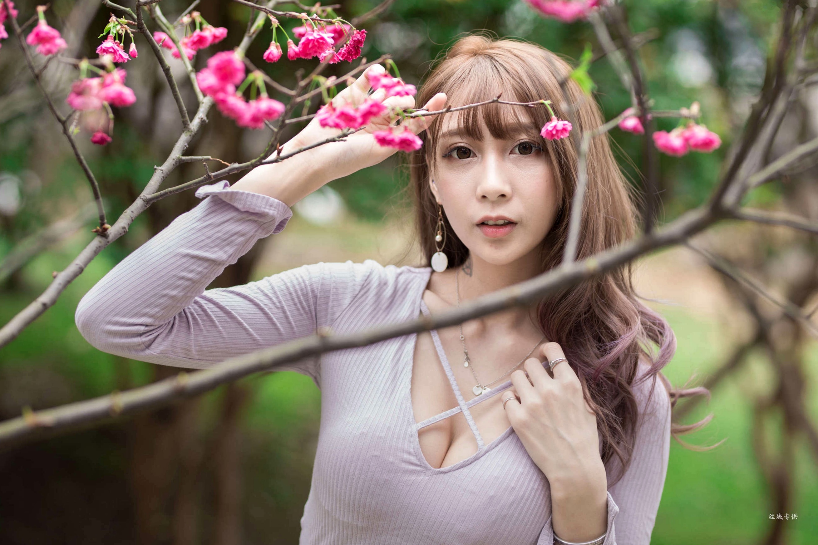 Gallery - 台湾正妹陈奕洁《中正纪念堂》花海户外私房写真，清新甜美气质名媛街拍套图台湾气质清新户外女神清纯街拍 女神私房照_秀色女神 - image 40