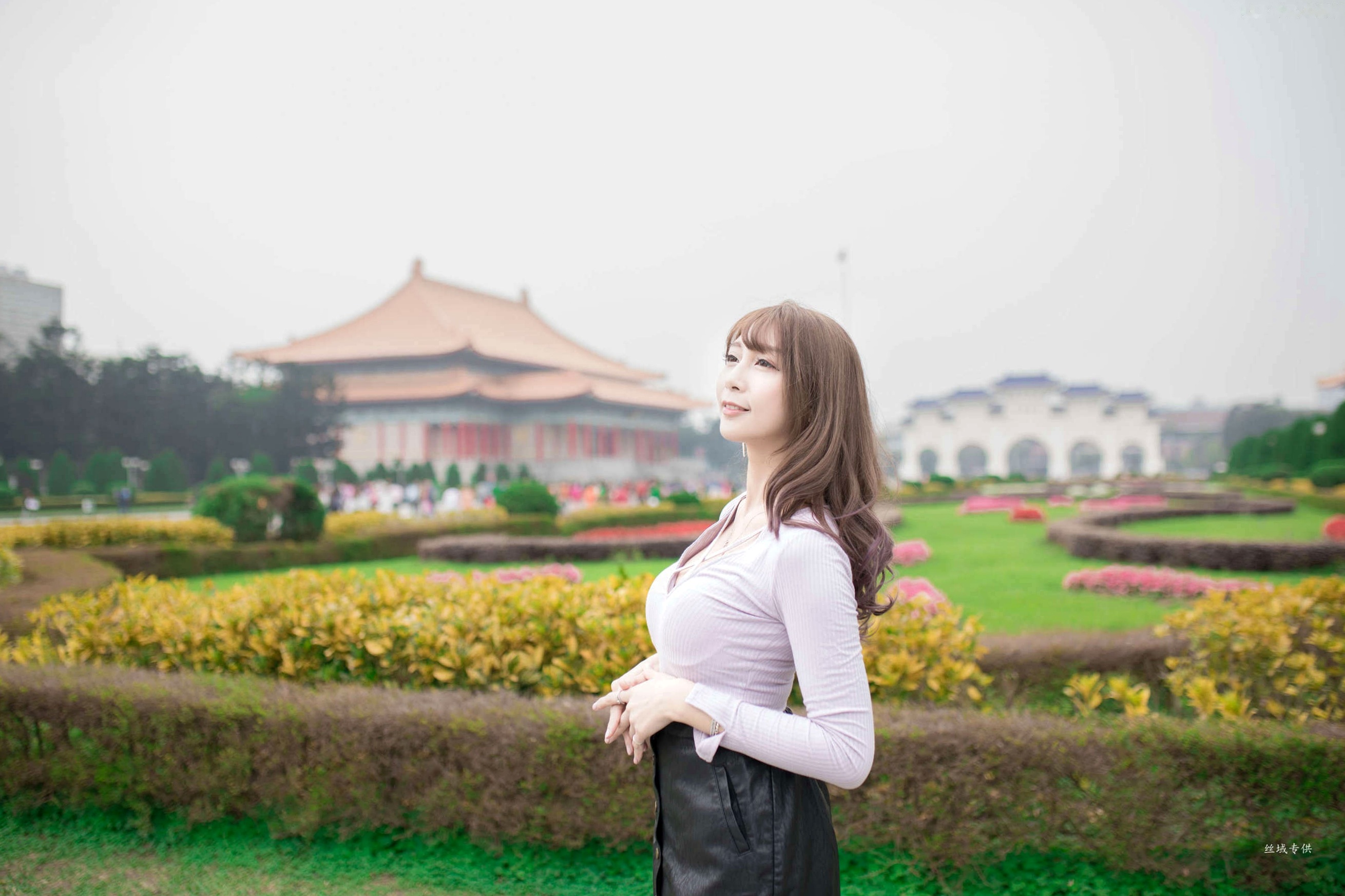 Gallery - 台湾正妹陈奕洁《中正纪念堂》花海户外私房写真，清新甜美气质名媛街拍套图台湾气质清新户外女神清纯街拍 女神私房照_秀色女神 - image 49