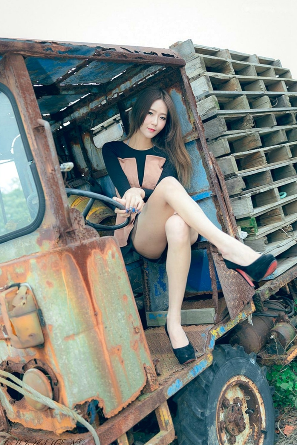 Gallery - 台湾正妹Winnie小雪：清新户外街拍写真，持吉他展现修长美腿，打造文艺自然范儿[52P]台湾清新街拍美腿治愈系 女神私房照_秀色女神 - image 2