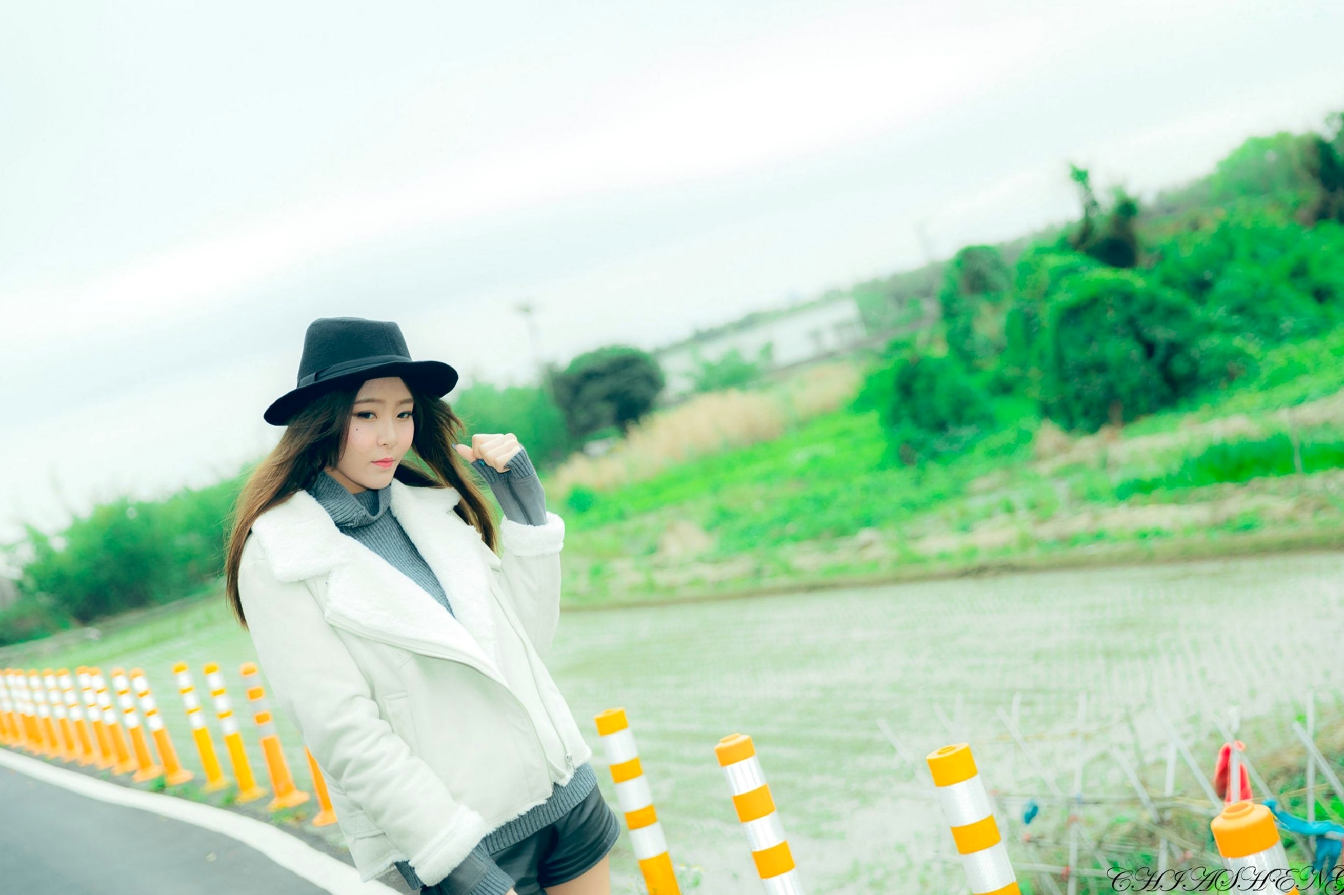 Gallery - 台湾正妹Winnie小雪：清新户外街拍写真，持吉他展现修长美腿，打造文艺自然范儿[52P]台湾清新街拍美腿治愈系 女神私房照_秀色女神 - image 6