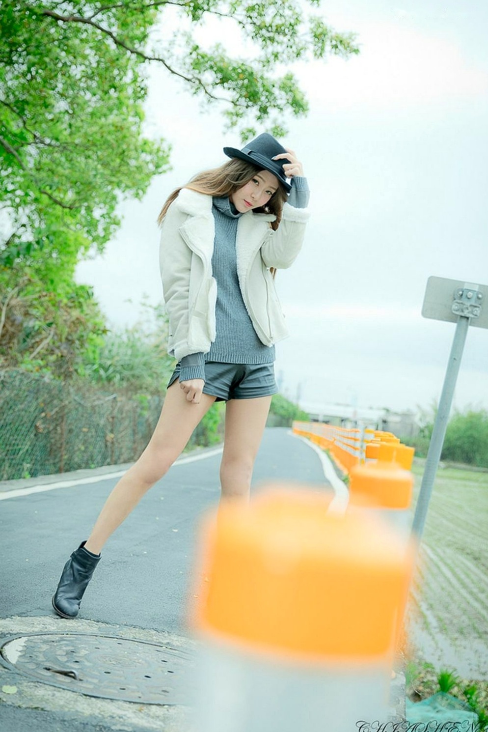 Gallery - 台湾正妹Winnie小雪：清新户外街拍写真，持吉他展现修长美腿，打造文艺自然范儿[52P]台湾清新街拍美腿治愈系 女神私房照_秀色女神 - image 7