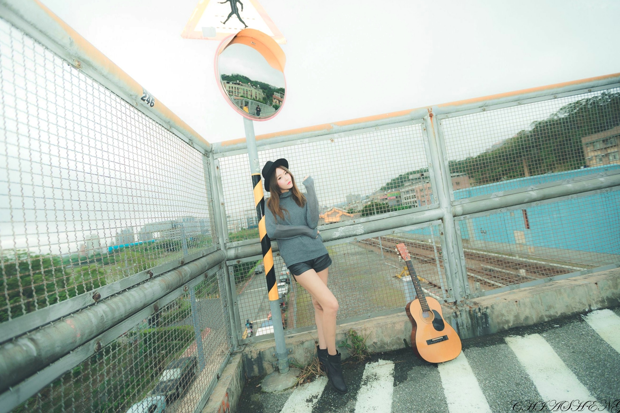 Gallery - 台湾正妹Winnie小雪：清新户外街拍写真，持吉他展现修长美腿，打造文艺自然范儿[52P]台湾清新街拍美腿治愈系 女神私房照_秀色女神 - image 10