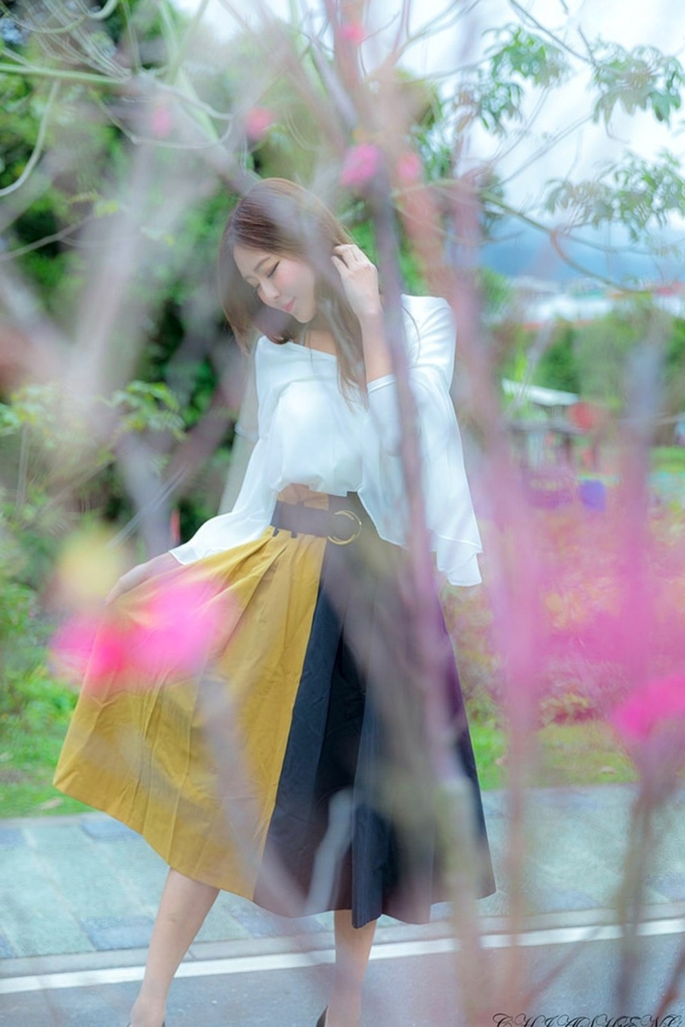 Gallery - 台湾正妹Winnie小雪：清新户外街拍写真，持吉他展现修长美腿，打造文艺自然范儿[52P]台湾清新街拍美腿治愈系 女神私房照_秀色女神 - image 16