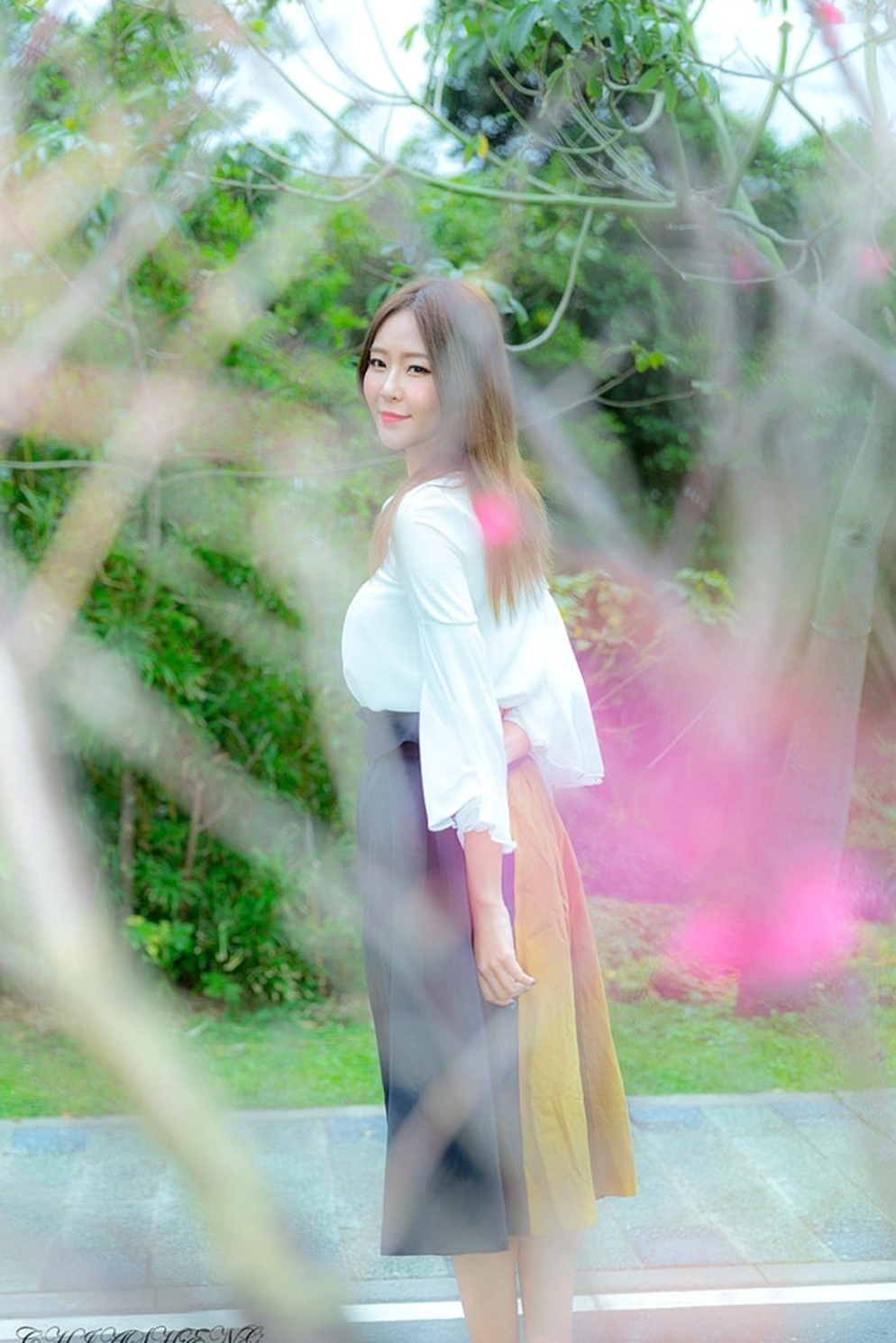 Gallery - 台湾正妹Winnie小雪：清新户外街拍写真，持吉他展现修长美腿，打造文艺自然范儿[52P]台湾清新街拍美腿治愈系 女神私房照_秀色女神 - image 47
