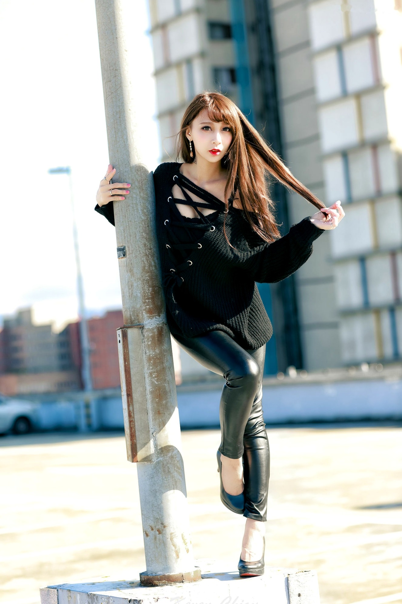 Gallery - 台湾正妹陈奕洁《皮裤少女》户外停车场写真，紧身黑皮裤展现修长美腿，尽显都市冷艳气质与火辣身材台湾户外街拍美腿冷艳 女神私房照_秀色女神 - image 5