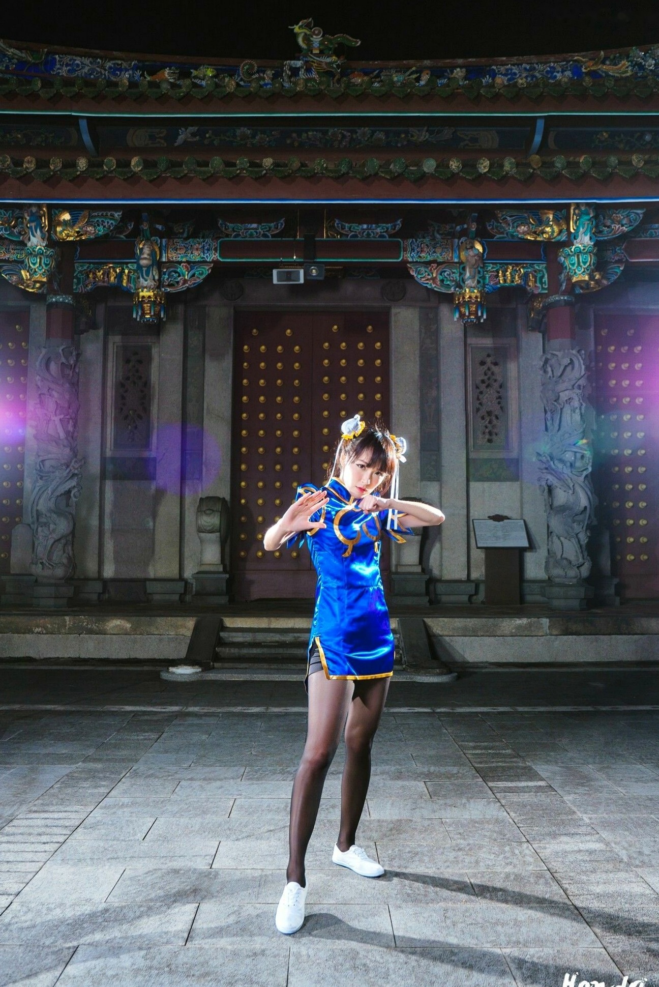 Gallery - 台湾正妹妙妙《春丽秀》写真集，古风寺庙背景下的街霸经典格斗角色扮演Cosplay台湾角色扮演丝袜女神 女神私房照_秀色女神 - image 4