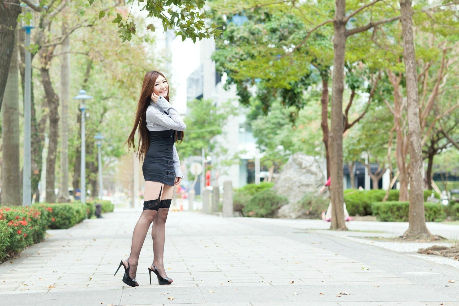 Gallery - 台湾正妹Michelle小羽《信义区魅力街拍》职场衬衫短裙制服诱惑，极致丝袜美腿知性展现 [50P]台湾街拍丝袜气质美腿 女神私房照_秀色女神 - image 42