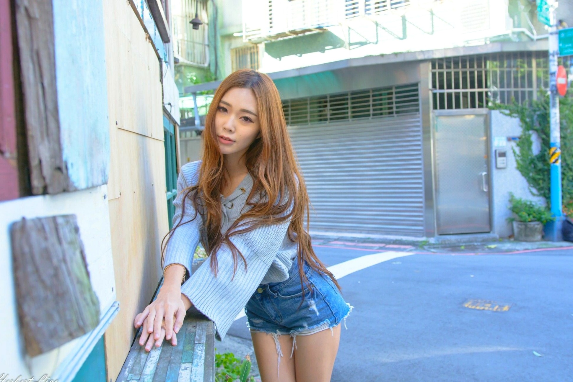 Gallery - 台湾正妹黄上晏Rubis古亭站街拍写真，清新毛衣搭配热裤尽显修长美腿，都市邻家风情台湾街拍美腿气质清新 女神私房照_秀色女神 - image 2