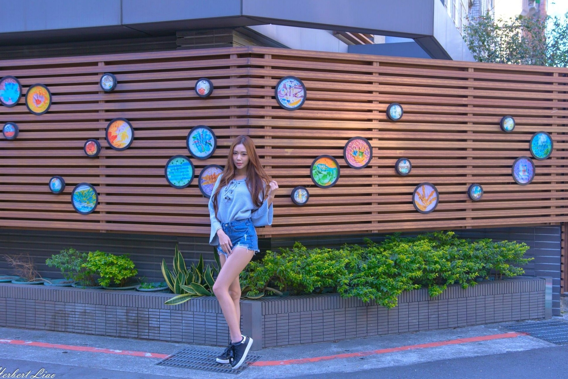 Gallery - 台湾正妹黄上晏Rubis古亭站街拍写真，清新毛衣搭配热裤尽显修长美腿，都市邻家风情台湾街拍美腿气质清新 女神私房照_秀色女神 - image 12