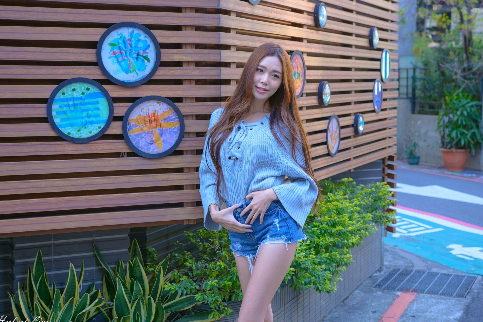 Gallery - 台湾正妹黄上晏Rubis古亭站街拍写真，清新毛衣搭配热裤尽显修长美腿，都市邻家风情台湾街拍美腿气质清新 女神私房照_秀色女神 - image 17