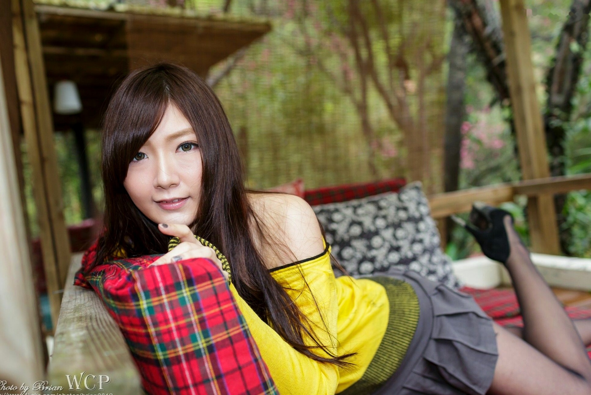 Gallery - 台湾正妹谢馥羽Michelle清新外拍：明黄针织衫配短裙黑丝，尽显甜美青春魅力（35P）台湾清纯气质美腿黑丝 女神私房照_秀色女神 - image 27