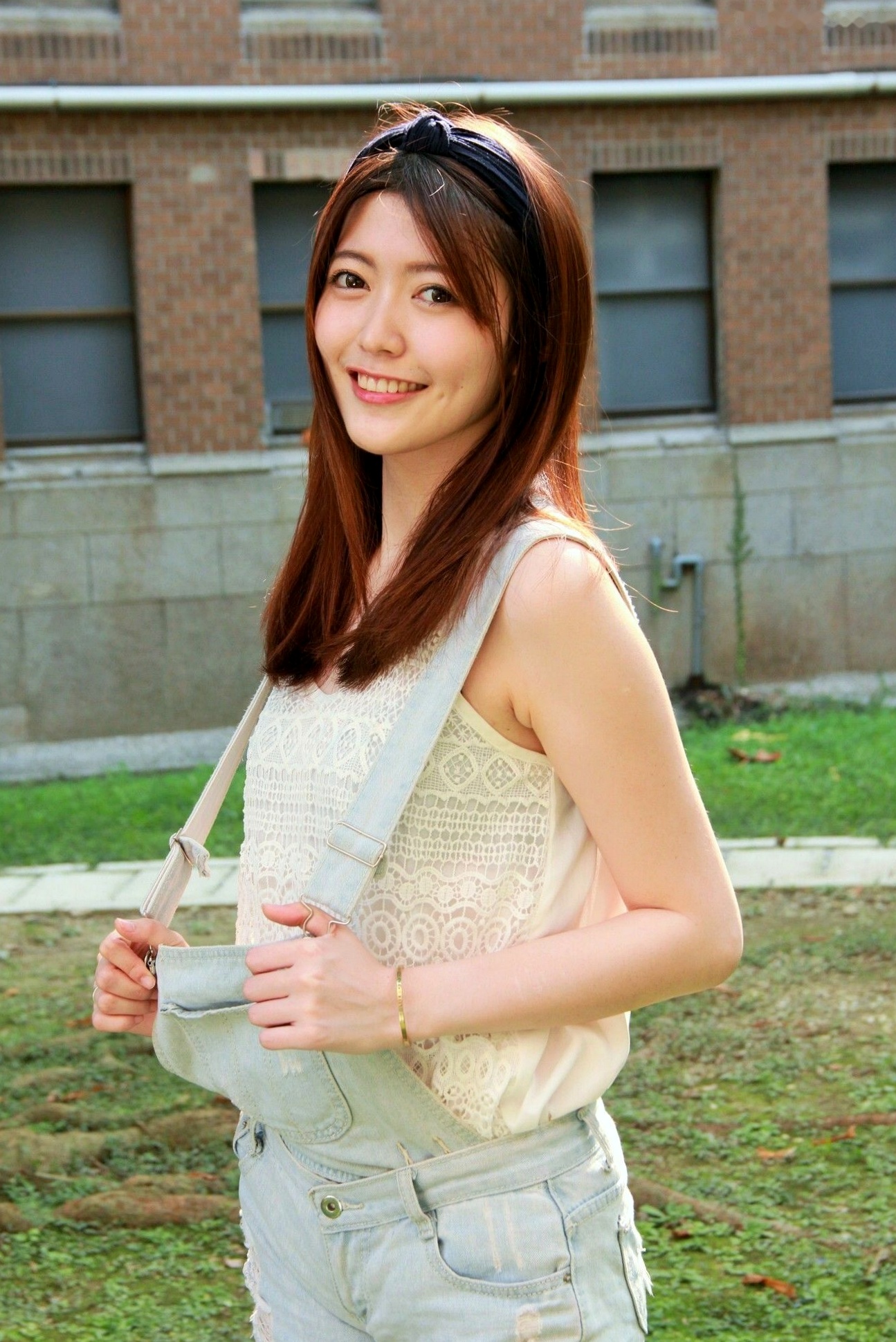Gallery - 台湾正妹Brindy薛薛私房写真，台大校园户外清新外拍，青春活力背带裤少女甜美气质美腿套图台湾清新街拍户外治愈系 女神私房照_秀色女神 - image 17