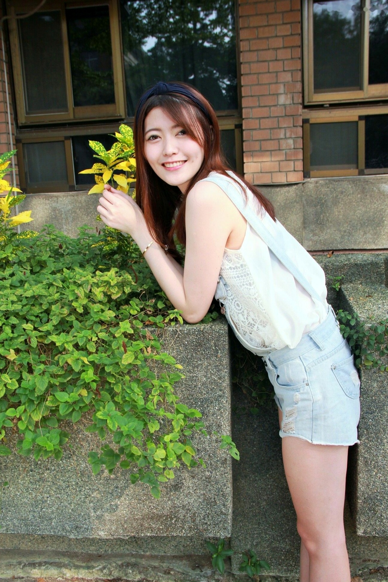 Gallery - 台湾正妹Brindy薛薛私房写真，台大校园户外清新外拍，青春活力背带裤少女甜美气质美腿套图台湾清新街拍户外治愈系 女神私房照_秀色女神 - image 19