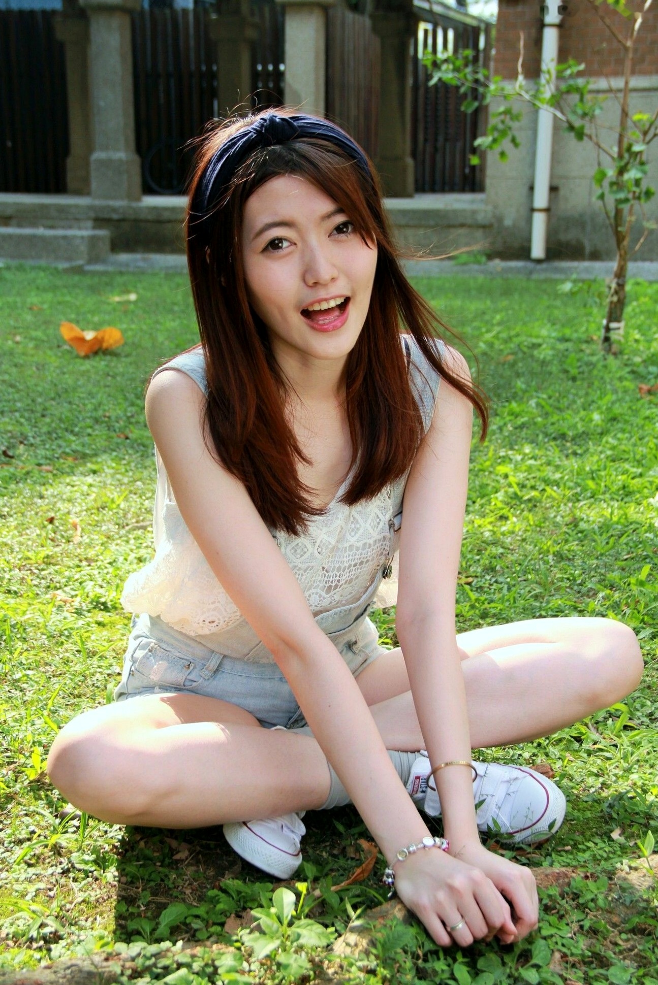 Gallery - 台湾正妹Brindy薛薛私房写真，台大校园户外清新外拍，青春活力背带裤少女甜美气质美腿套图台湾清新街拍户外治愈系 女神私房照_秀色女神 - image 43