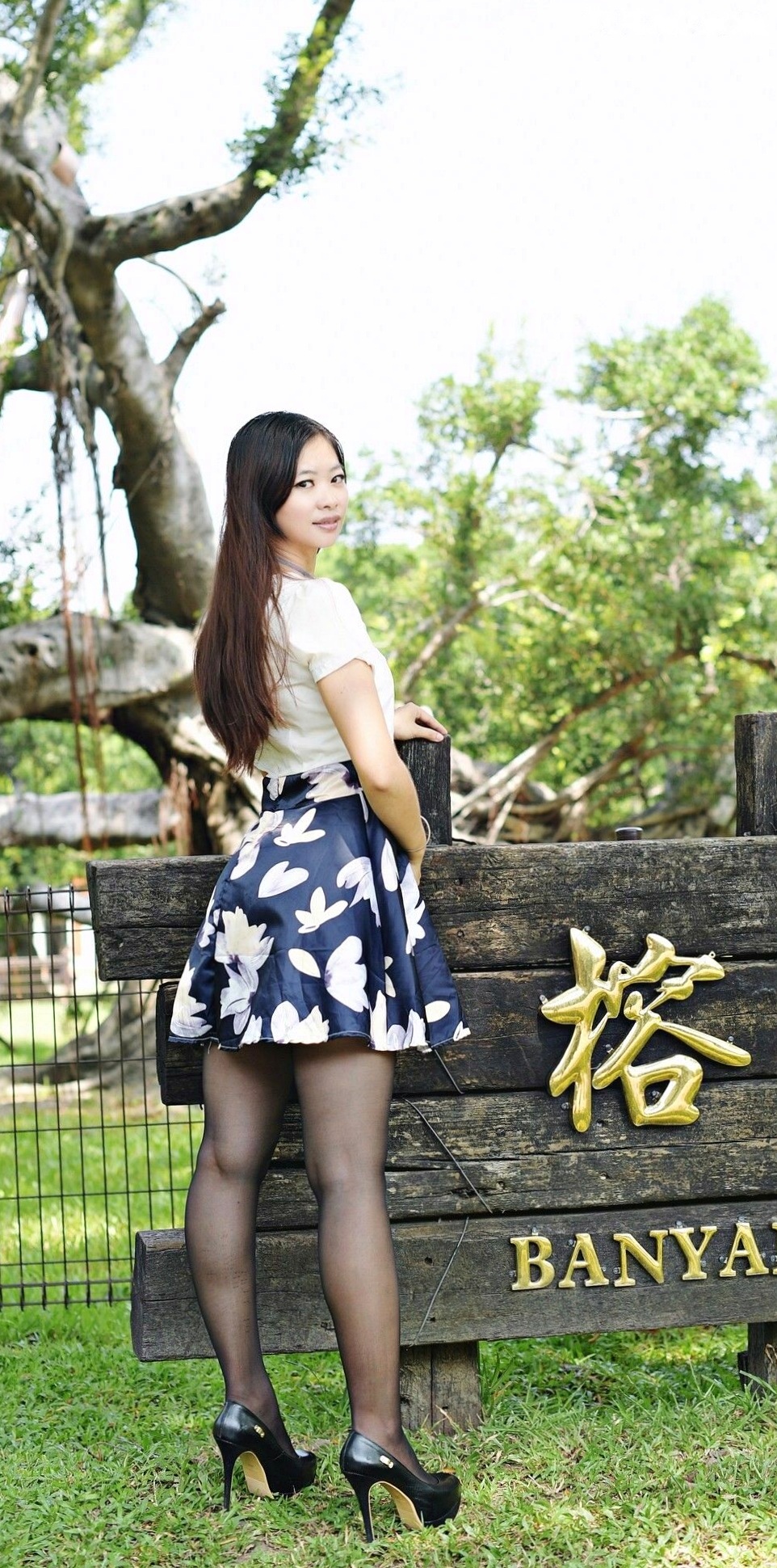 Gallery - 台湾正妹小雯成大校外拍制服写真，青春学妹校服诱惑秀精致美腿，清新校园风系列写真集台湾清纯制服校服美腿 女神私房照_秀色女神 - image 8