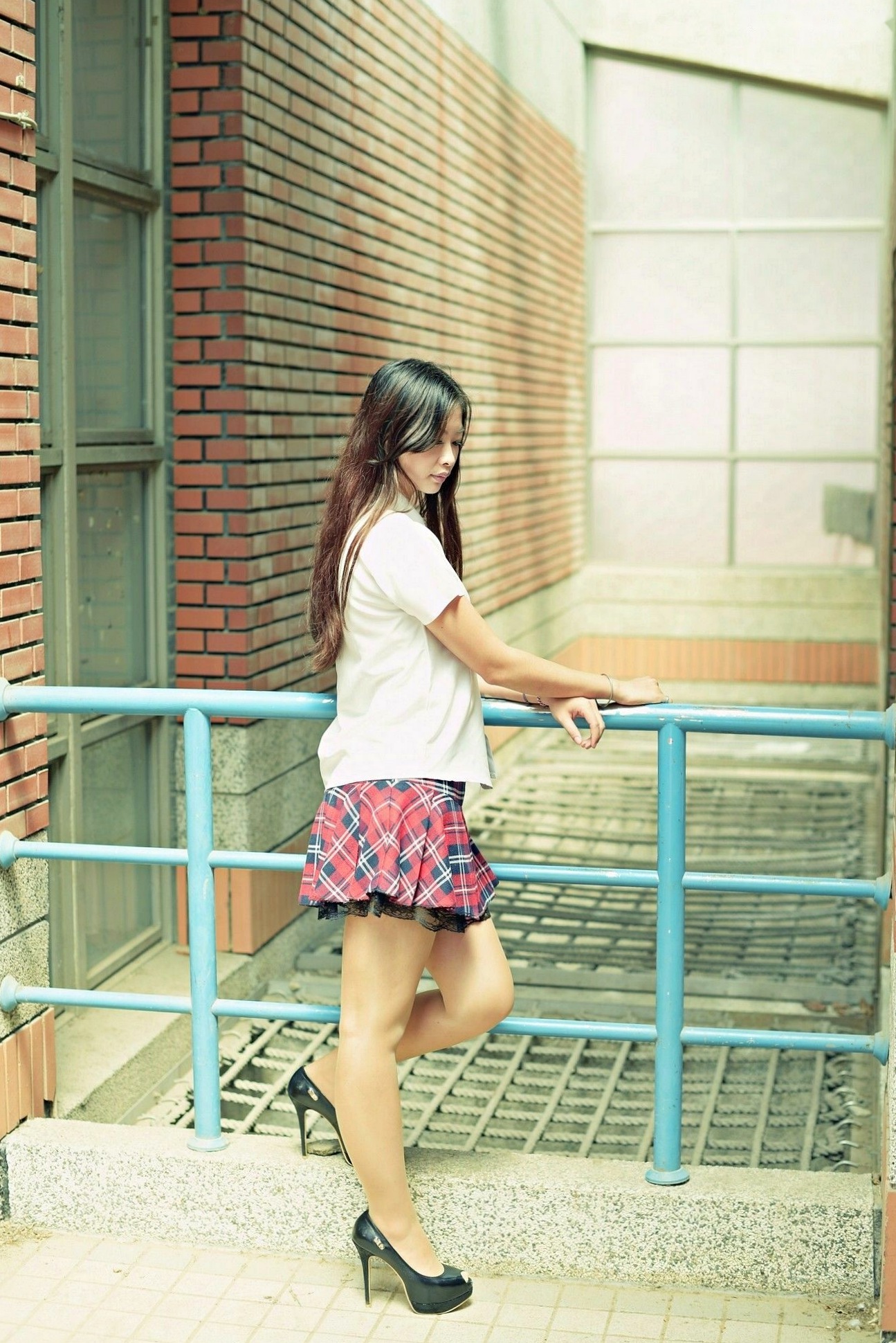 Gallery - 台湾正妹小雯成大校外拍制服写真，青春学妹校服诱惑秀精致美腿，清新校园风系列写真集台湾清纯制服校服美腿 女神私房照_秀色女神 - image 19