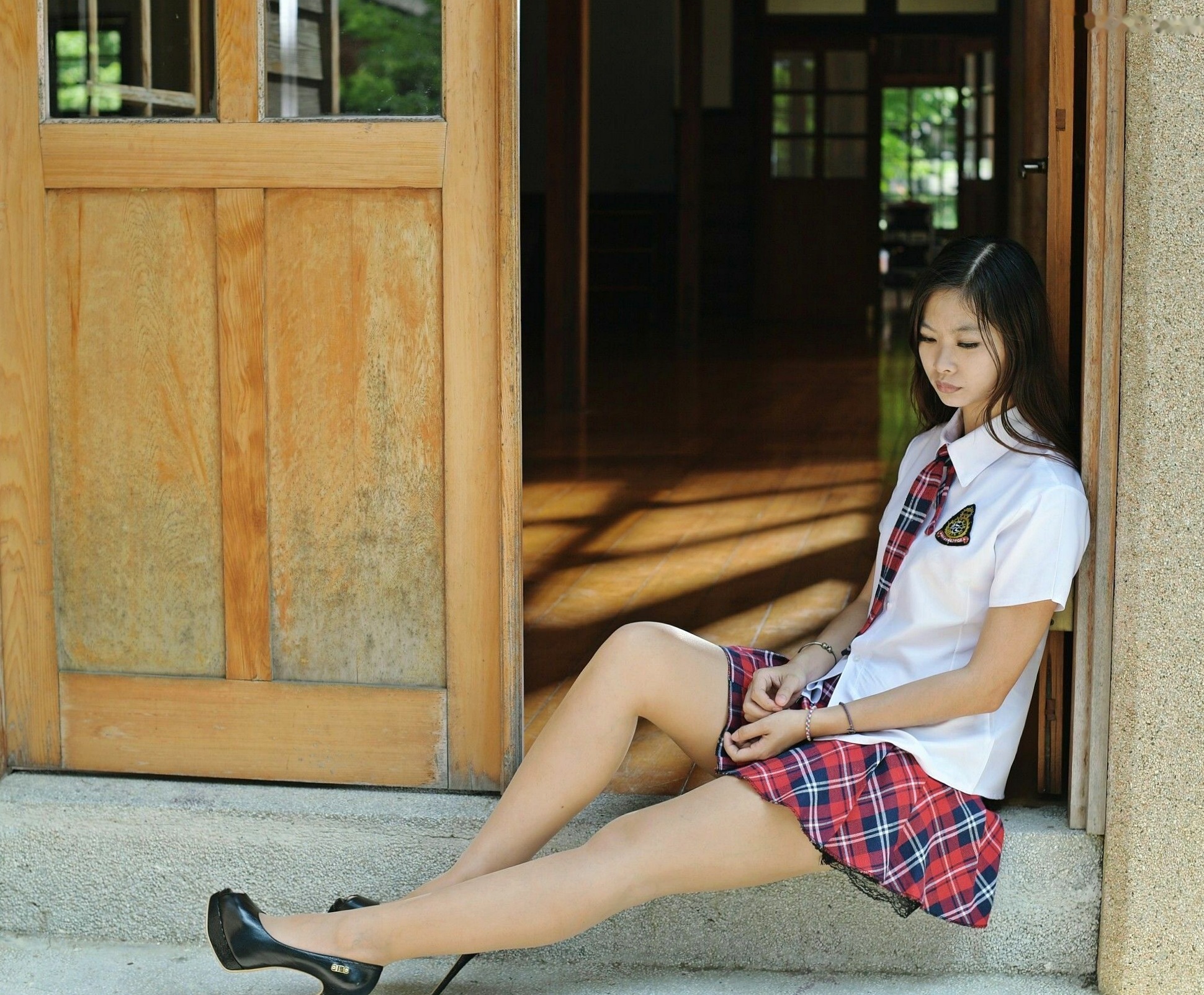 Gallery - 台湾正妹小雯成大校外拍制服写真，青春学妹校服诱惑秀精致美腿，清新校园风系列写真集台湾清纯制服校服美腿 女神私房照_秀色女神 - image 35