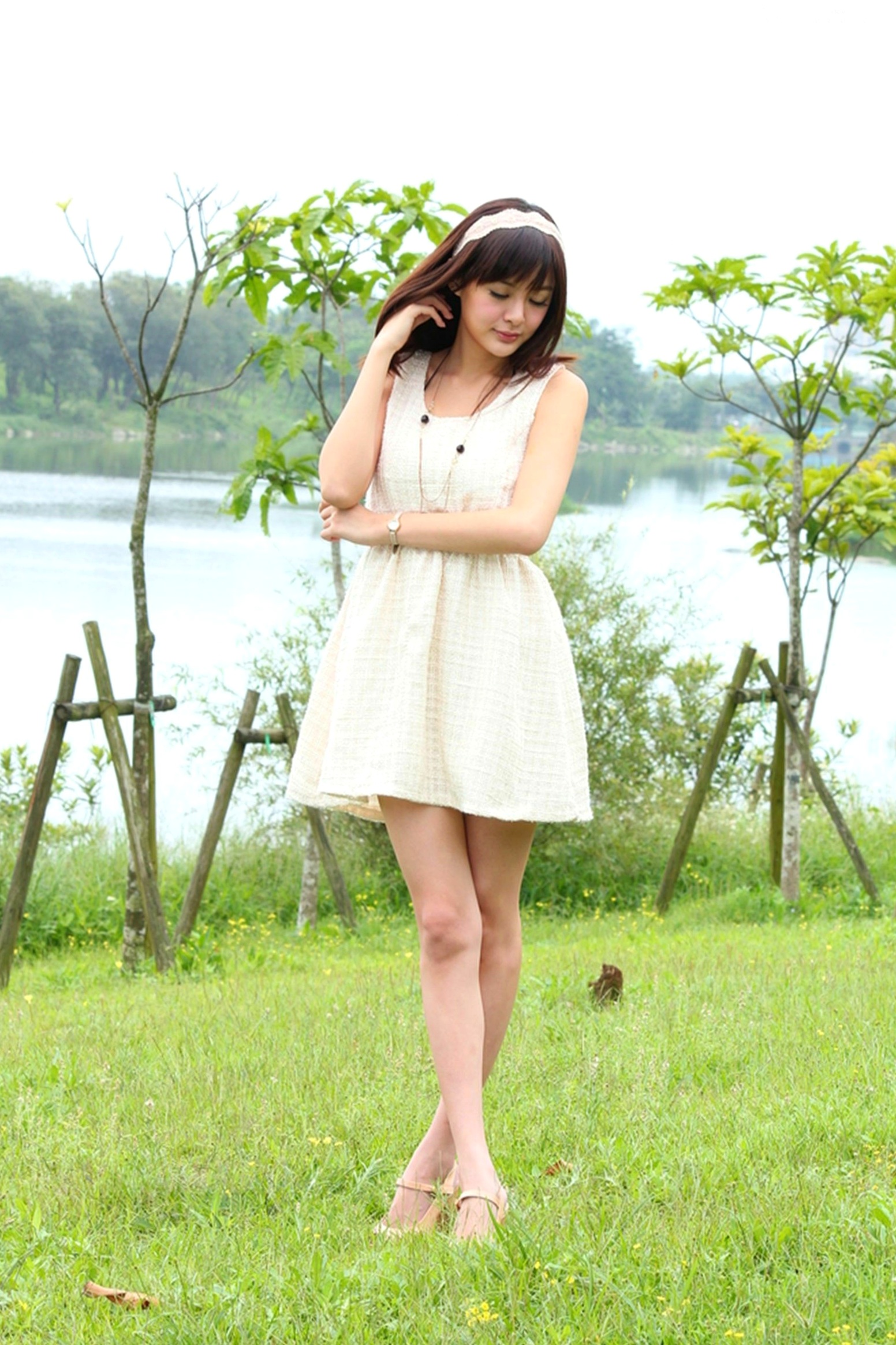 Gallery - 台湾正妹小梦《烏石港外拍》清新粉色露肩礼服展现甜美气质，铁道与港口风光下灵动可爱，纯净治愈的户外写真集台湾清新户外治愈系女神 女神私房照_秀色女神 - image 2