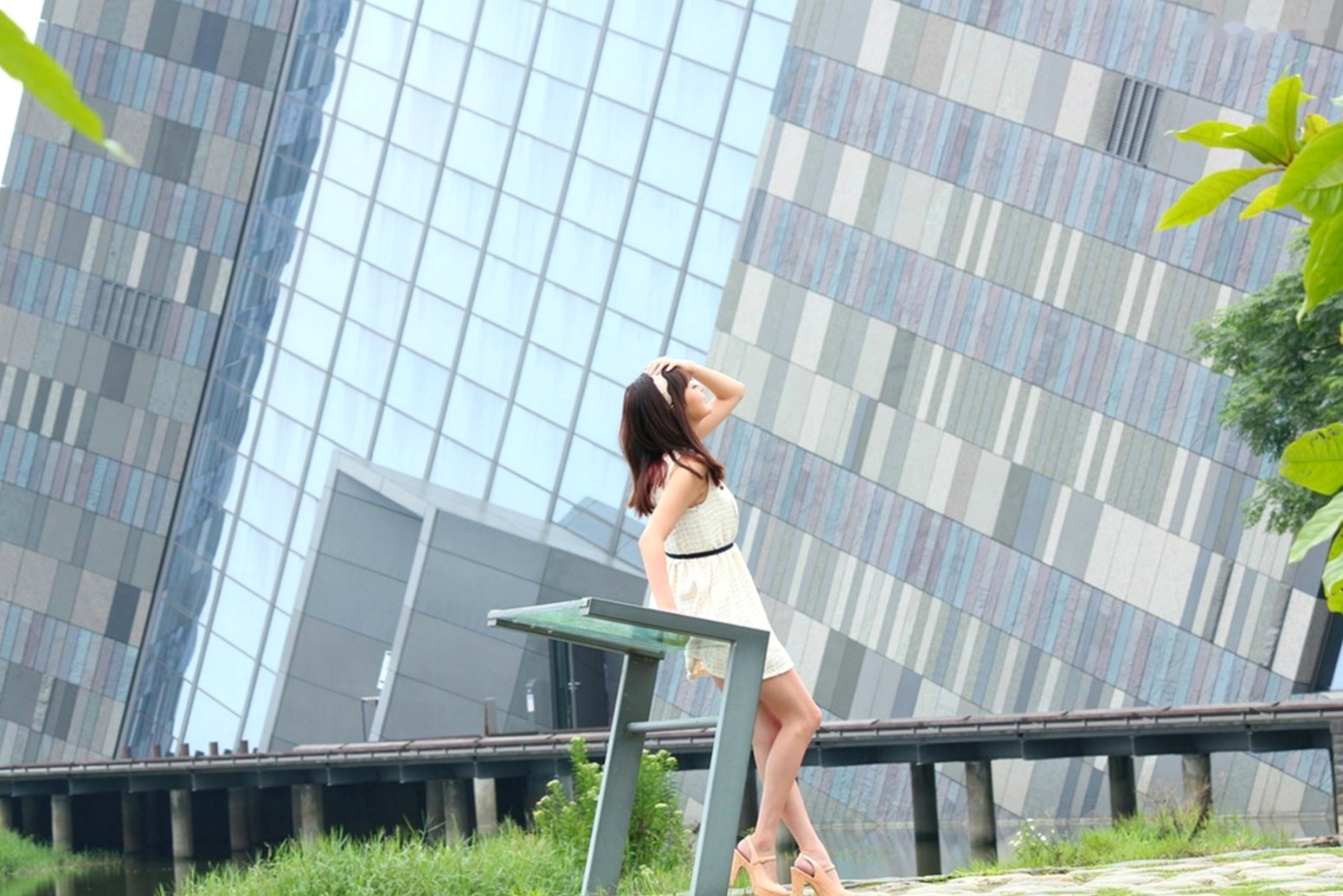 Gallery - 台湾正妹小梦《烏石港外拍》清新粉色露肩礼服展现甜美气质，铁道与港口风光下灵动可爱，纯净治愈的户外写真集台湾清新户外治愈系女神 女神私房照_秀色女神 - image 6