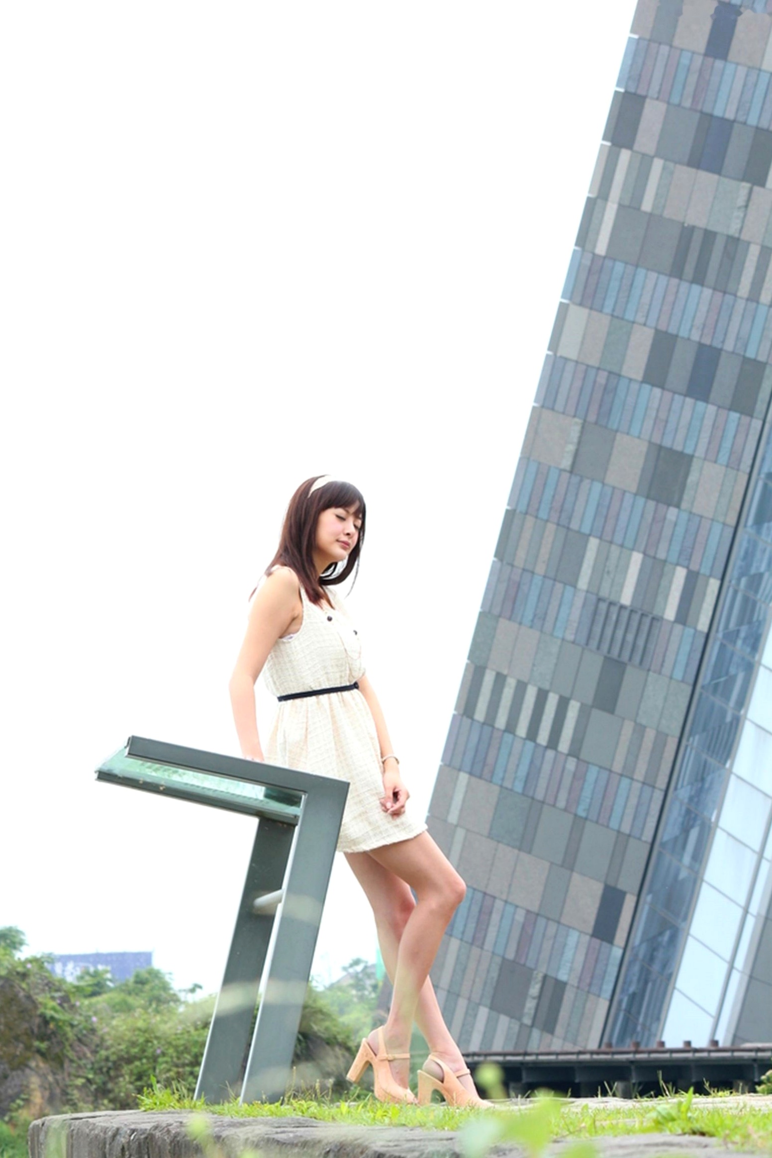 Gallery - 台湾正妹小梦《烏石港外拍》清新粉色露肩礼服展现甜美气质，铁道与港口风光下灵动可爱，纯净治愈的户外写真集台湾清新户外治愈系女神 女神私房照_秀色女神 - image 7