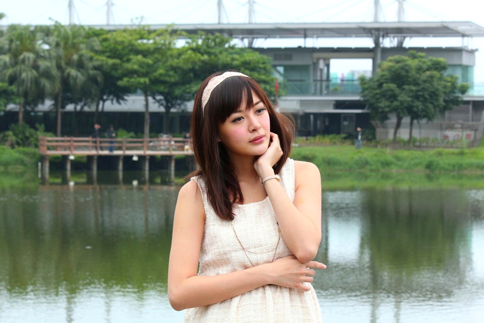 Gallery - 台湾正妹小梦《烏石港外拍》清新粉色露肩礼服展现甜美气质，铁道与港口风光下灵动可爱，纯净治愈的户外写真集台湾清新户外治愈系女神 女神私房照_秀色女神 - image 8
