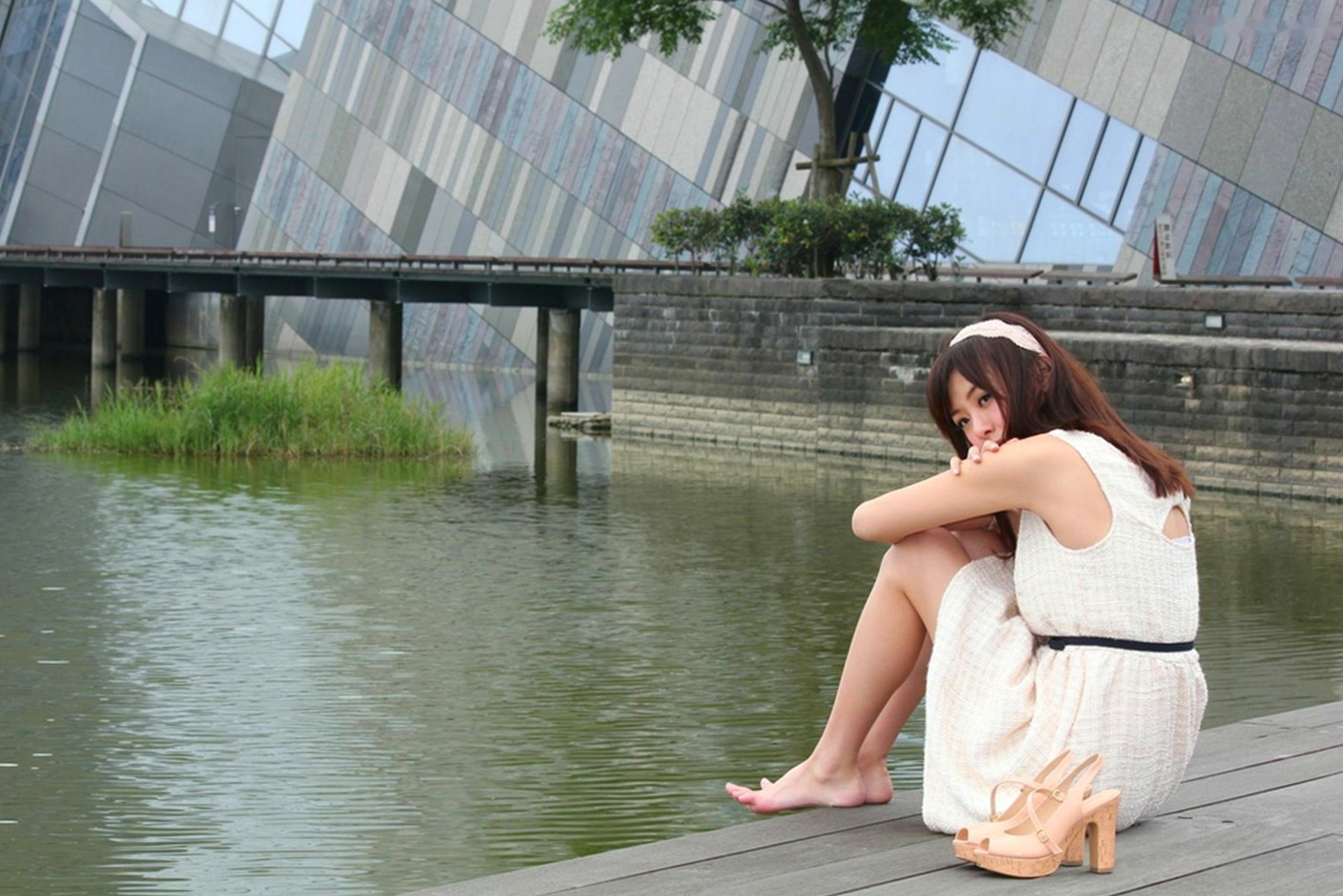 Gallery - 台湾正妹小梦《烏石港外拍》清新粉色露肩礼服展现甜美气质，铁道与港口风光下灵动可爱，纯净治愈的户外写真集台湾清新户外治愈系女神 女神私房照_秀色女神 - image 10