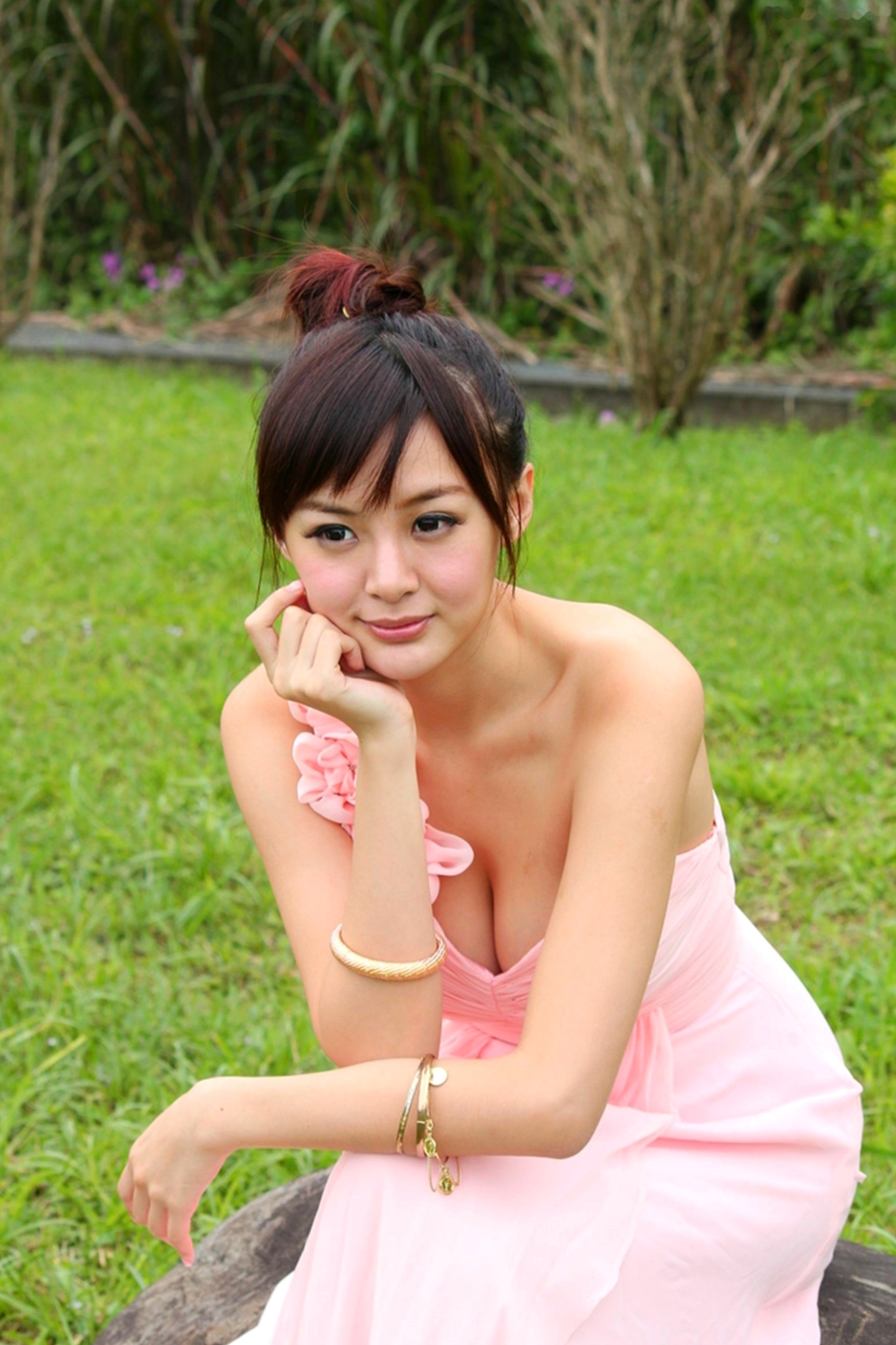 Gallery - 台湾正妹小梦《烏石港外拍》清新粉色露肩礼服展现甜美气质，铁道与港口风光下灵动可爱，纯净治愈的户外写真集台湾清新户外治愈系女神 女神私房照_秀色女神 - image 30