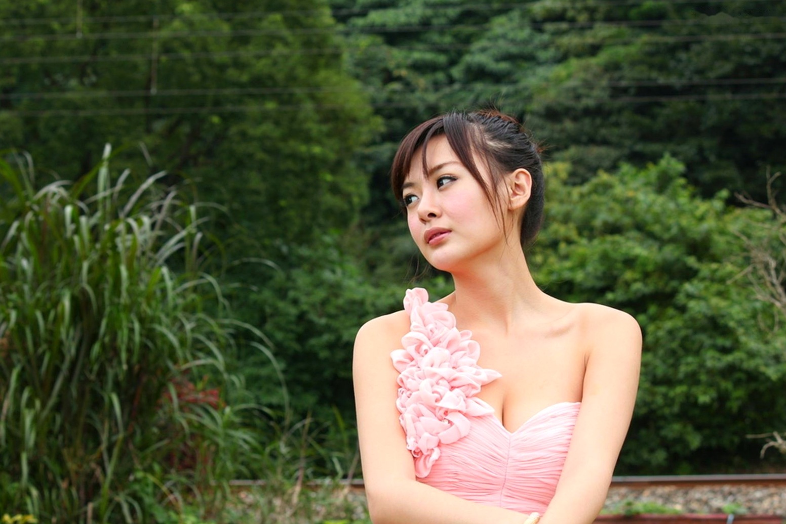 Gallery - 台湾正妹小梦《烏石港外拍》清新粉色露肩礼服展现甜美气质，铁道与港口风光下灵动可爱，纯净治愈的户外写真集台湾清新户外治愈系女神 女神私房照_秀色女神 - image 32