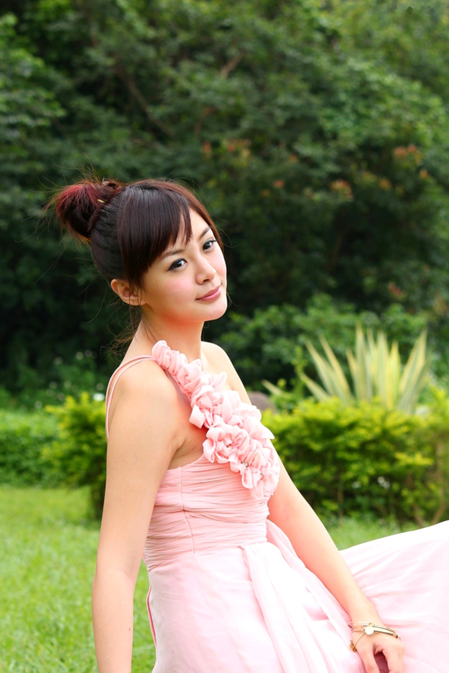 Gallery - 台湾正妹小梦《烏石港外拍》清新粉色露肩礼服展现甜美气质，铁道与港口风光下灵动可爱，纯净治愈的户外写真集台湾清新户外治愈系女神 女神私房照_秀色女神 - image 33