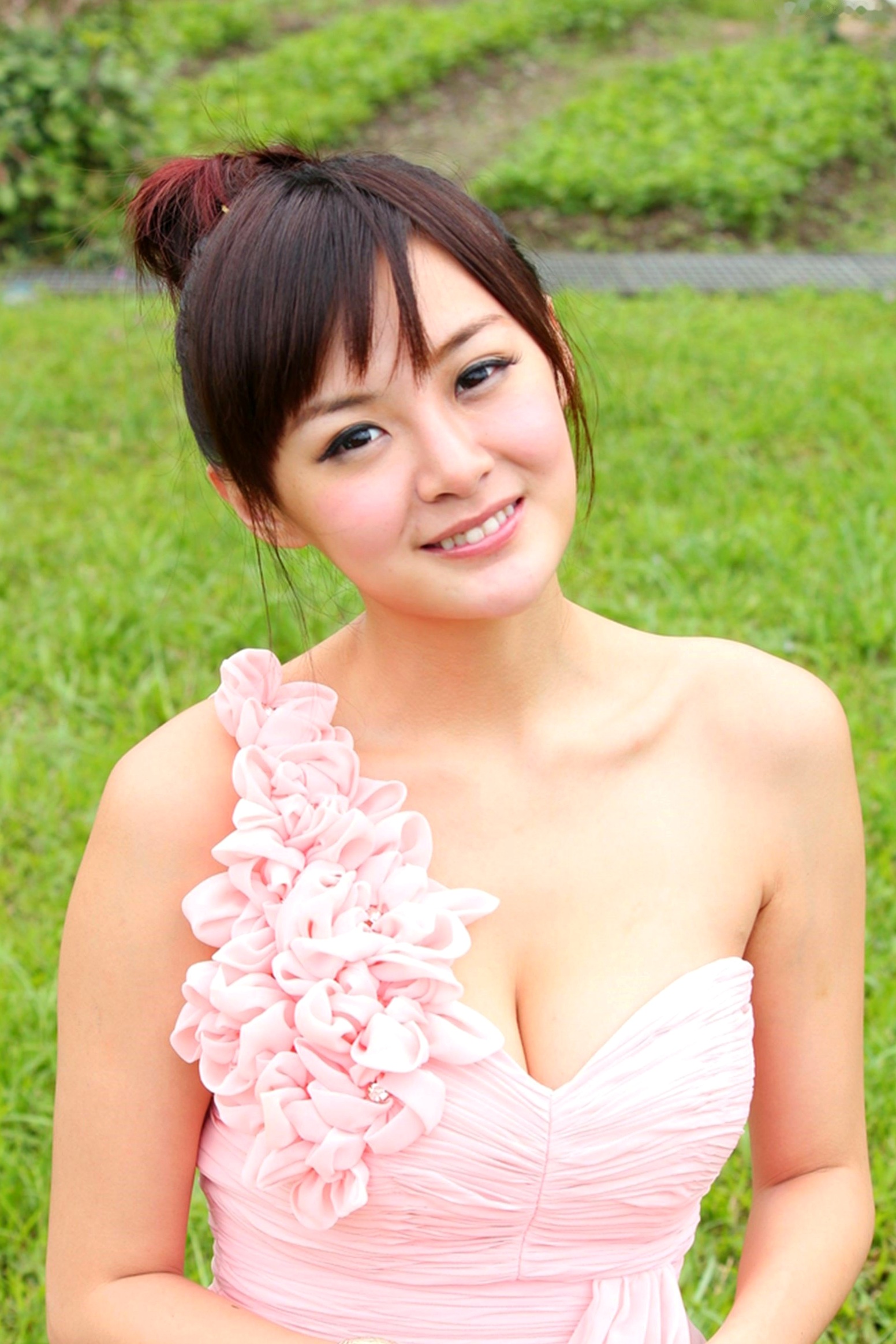 Gallery - 台湾正妹小梦《烏石港外拍》清新粉色露肩礼服展现甜美气质，铁道与港口风光下灵动可爱，纯净治愈的户外写真集台湾清新户外治愈系女神 女神私房照_秀色女神 - image 35