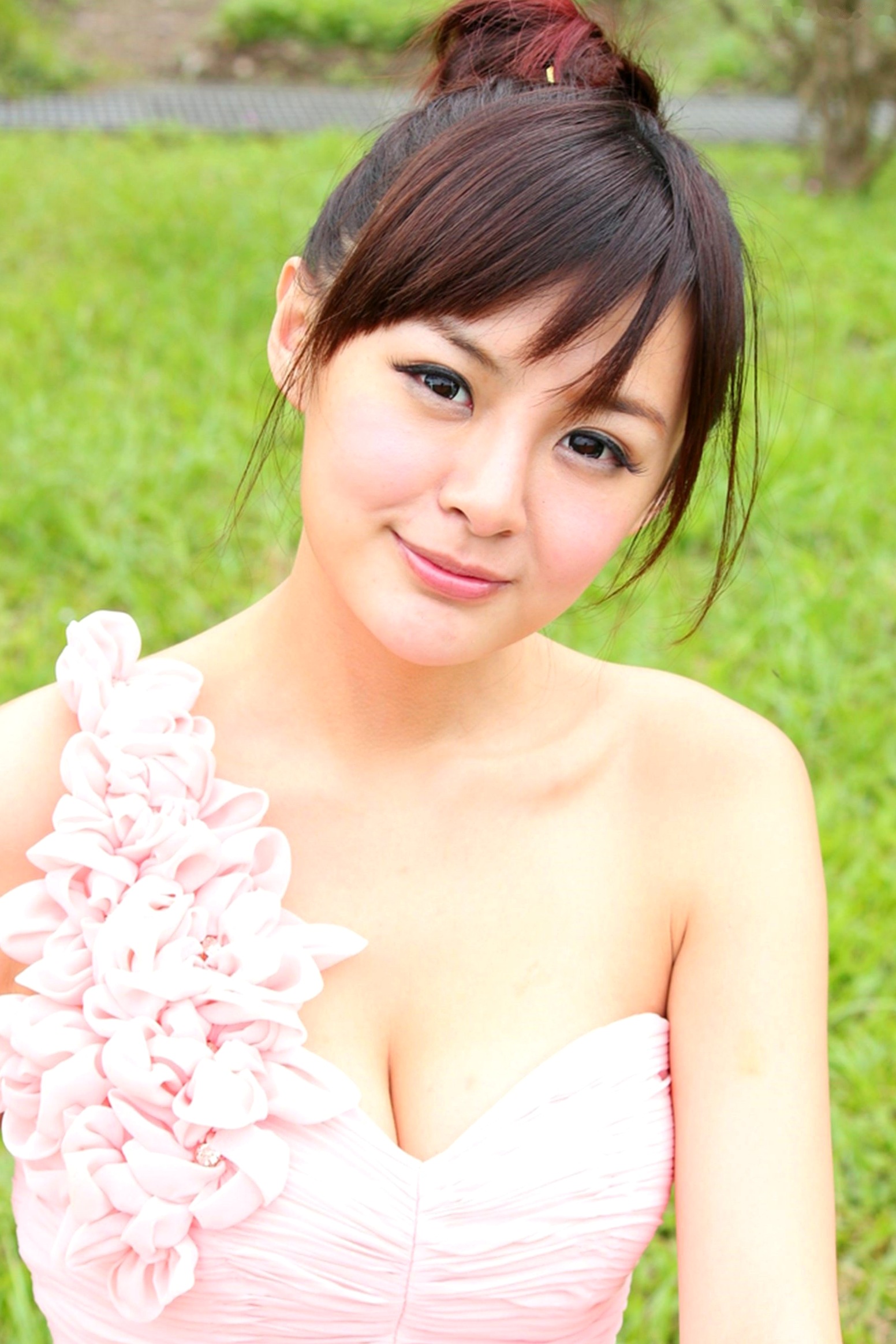 Gallery - 台湾正妹小梦《烏石港外拍》清新粉色露肩礼服展现甜美气质，铁道与港口风光下灵动可爱，纯净治愈的户外写真集台湾清新户外治愈系女神 女神私房照_秀色女神 - image 38