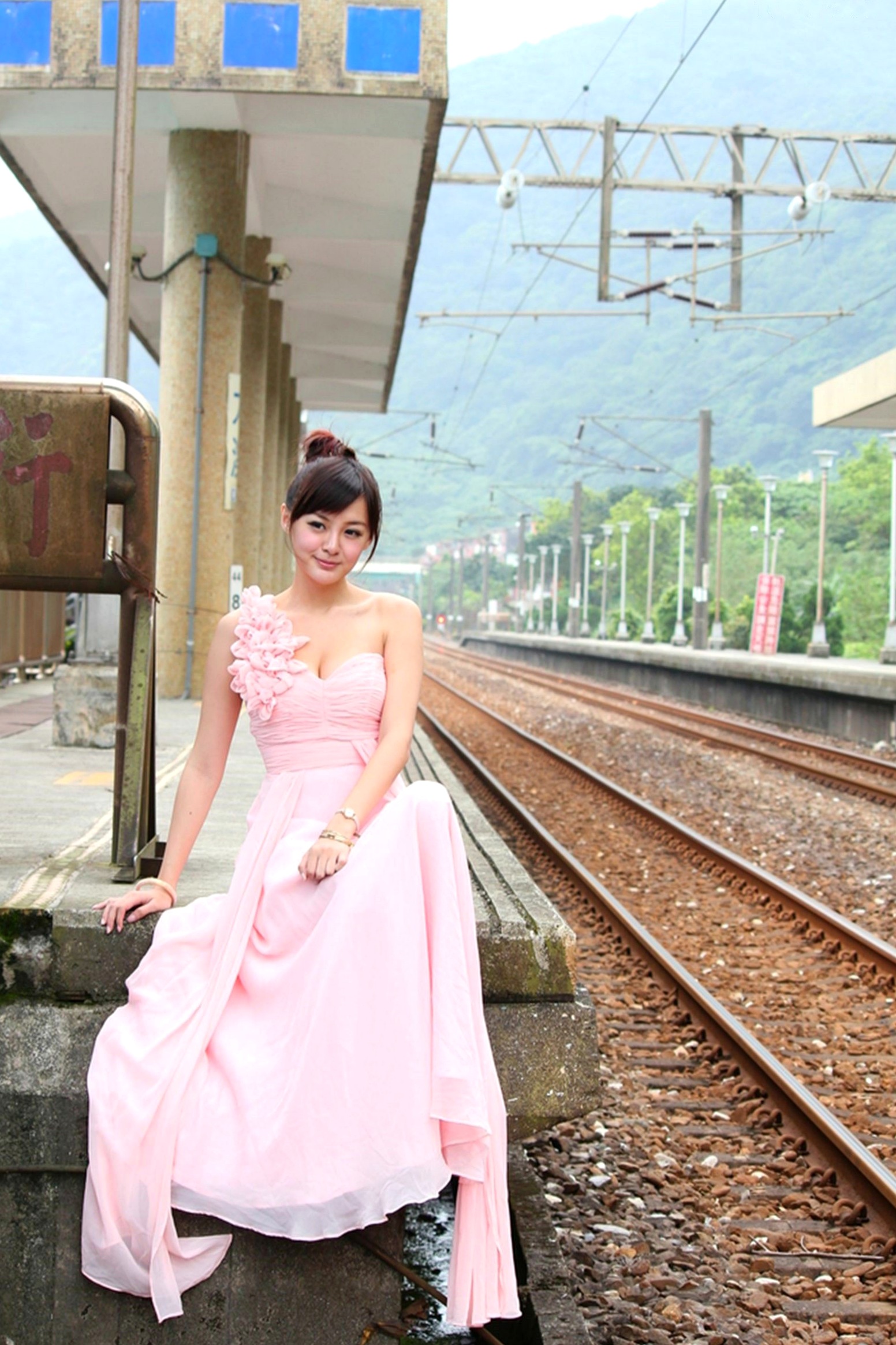 Gallery - 台湾正妹小梦《烏石港外拍》清新粉色露肩礼服展现甜美气质，铁道与港口风光下灵动可爱，纯净治愈的户外写真集台湾清新户外治愈系女神 女神私房照_秀色女神 - image 43