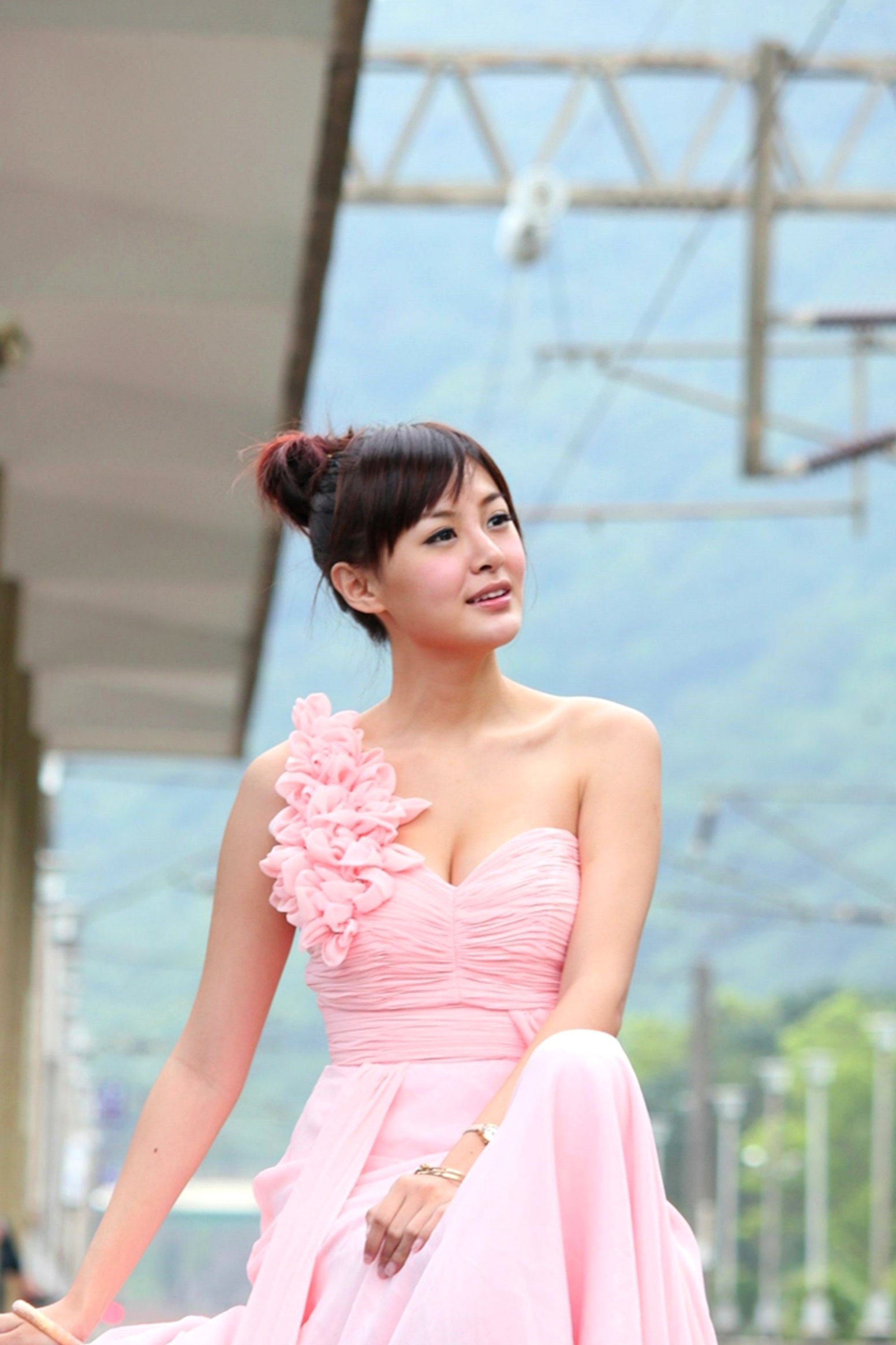 Gallery - 台湾正妹小梦《烏石港外拍》清新粉色露肩礼服展现甜美气质，铁道与港口风光下灵动可爱，纯净治愈的户外写真集台湾清新户外治愈系女神 女神私房照_秀色女神 - image 44