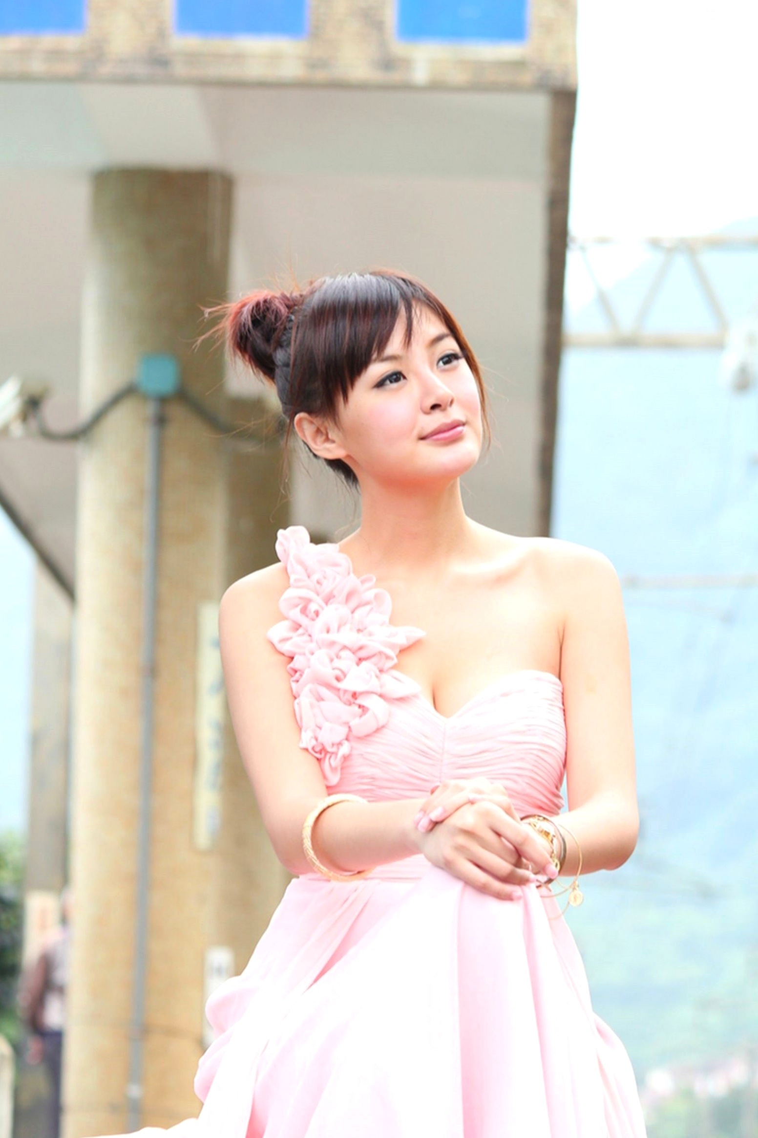 Gallery - 台湾正妹小梦《烏石港外拍》清新粉色露肩礼服展现甜美气质，铁道与港口风光下灵动可爱，纯净治愈的户外写真集台湾清新户外治愈系女神 女神私房照_秀色女神 - image 47