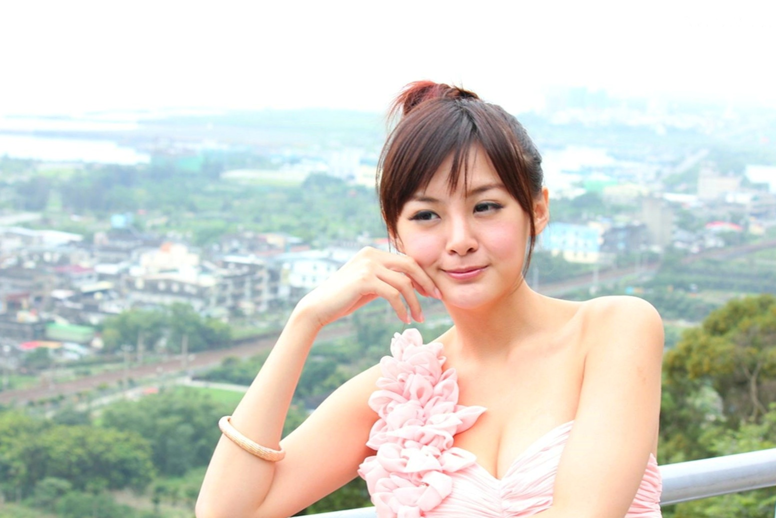 Gallery - 台湾正妹小梦《烏石港外拍》清新粉色露肩礼服展现甜美气质，铁道与港口风光下灵动可爱，纯净治愈的户外写真集台湾清新户外治愈系女神 女神私房照_秀色女神 - image 48
