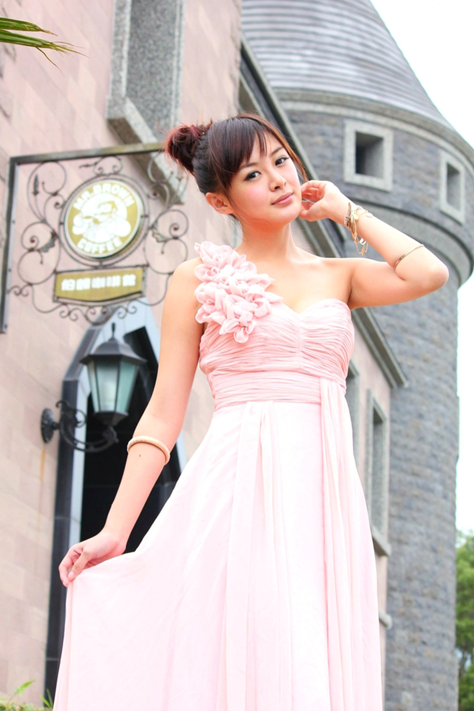 Gallery - 台湾正妹小梦《烏石港外拍》清新粉色露肩礼服展现甜美气质，铁道与港口风光下灵动可爱，纯净治愈的户外写真集台湾清新户外治愈系女神 女神私房照_秀色女神 - image 50