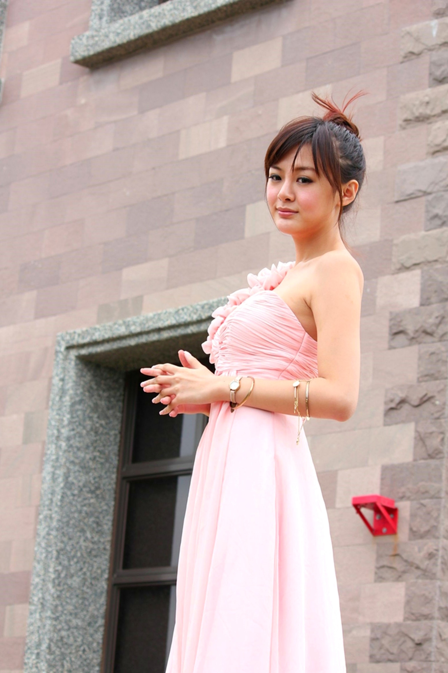 Gallery - 台湾正妹小梦《烏石港外拍》清新粉色露肩礼服展现甜美气质，铁道与港口风光下灵动可爱，纯净治愈的户外写真集台湾清新户外治愈系女神 女神私房照_秀色女神 - image 53