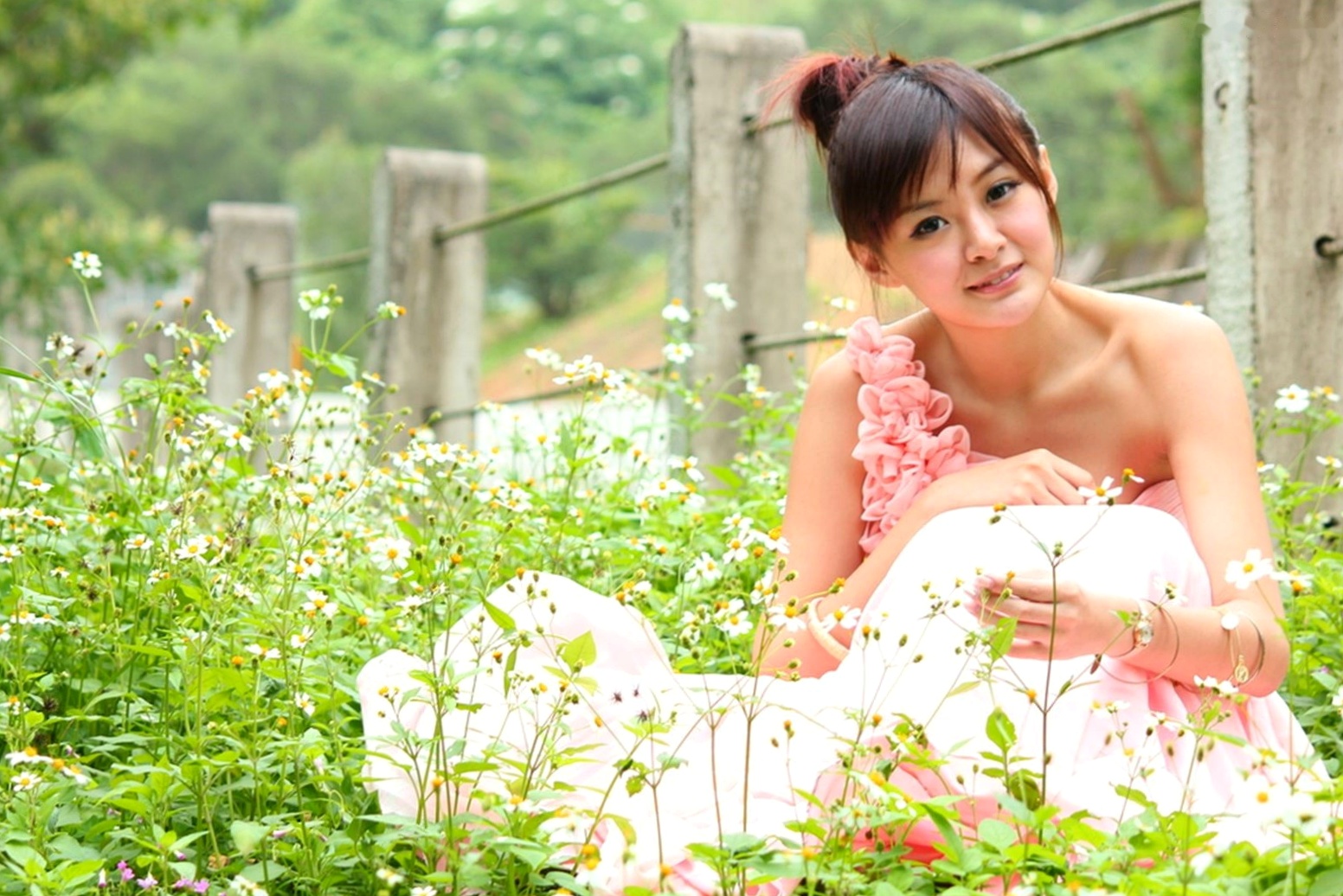Gallery - 台湾正妹小梦《烏石港外拍》清新粉色露肩礼服展现甜美气质，铁道与港口风光下灵动可爱，纯净治愈的户外写真集台湾清新户外治愈系女神 女神私房照_秀色女神 - image 54