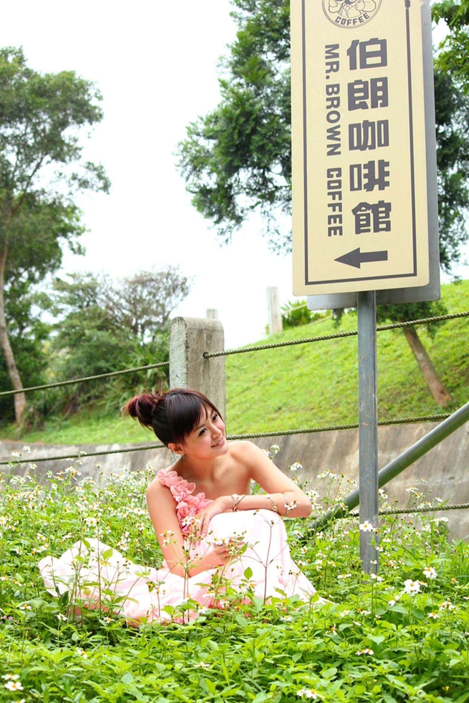 Gallery - 台湾正妹小梦《烏石港外拍》清新粉色露肩礼服展现甜美气质，铁道与港口风光下灵动可爱，纯净治愈的户外写真集台湾清新户外治愈系女神 女神私房照_秀色女神 - image 55